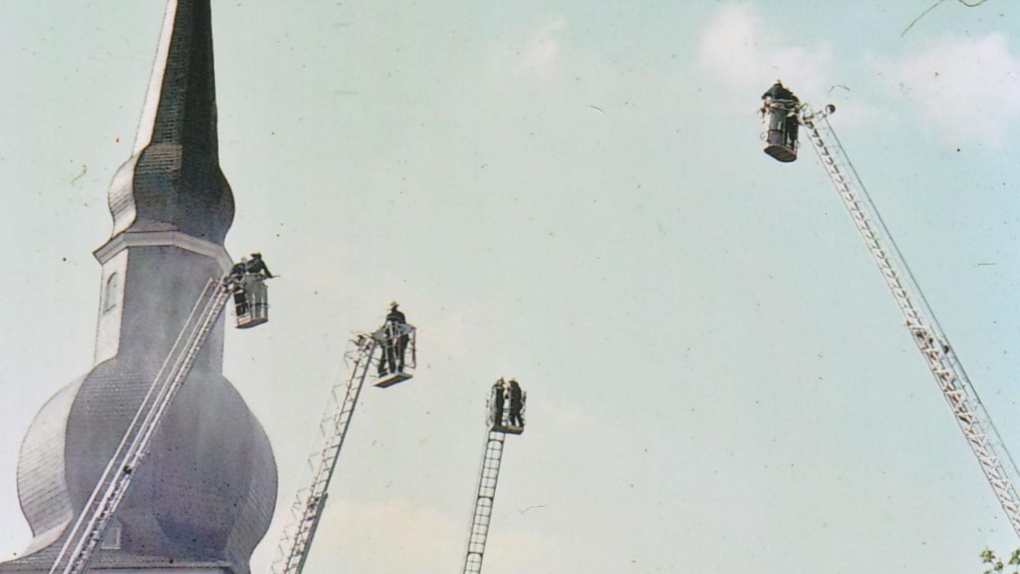 Großübung der Feuerwehr zur 675-Jahr-Feier der Stadft Bergneustadt mit 4 Drehleitern an der Altstadtkirche im Jahr 1976.