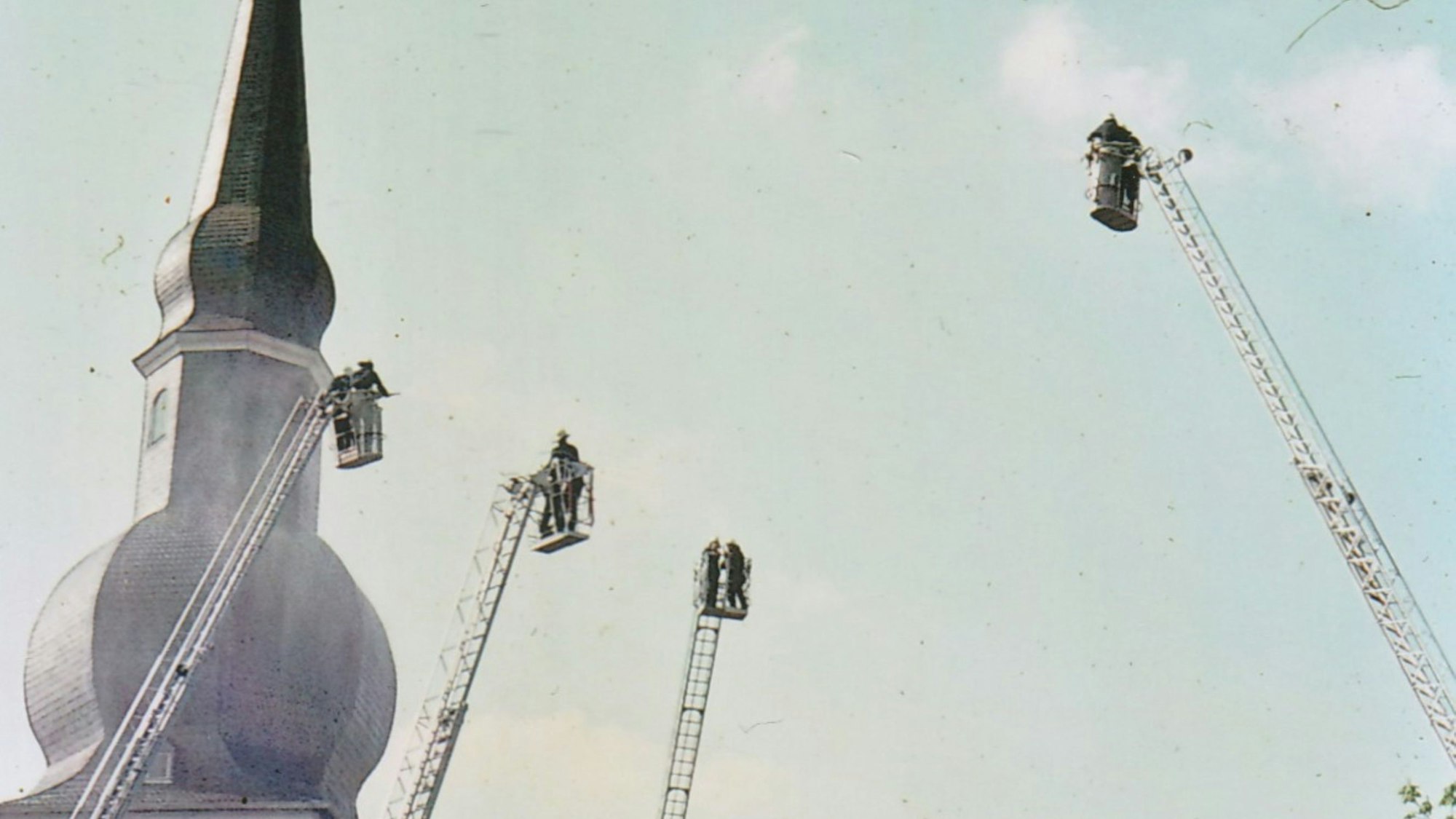 Großübung der Feuerwehr zur 675-Jahr-Feier der Stadft Bergneustadt mit 4 Drehleitern an der Altstadtkirche im Jahr 1976.