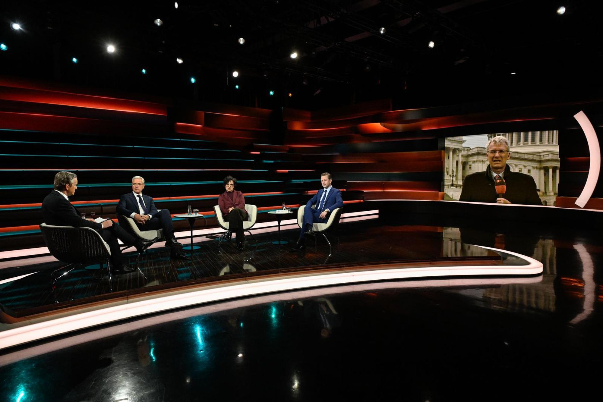 Elmar Theveßen (rechts) berichtet per Live-Schalte bei „Markus Lanz“ über die Stimmung in den USA. (Bild: ZDF/ Markus Hertrich)
