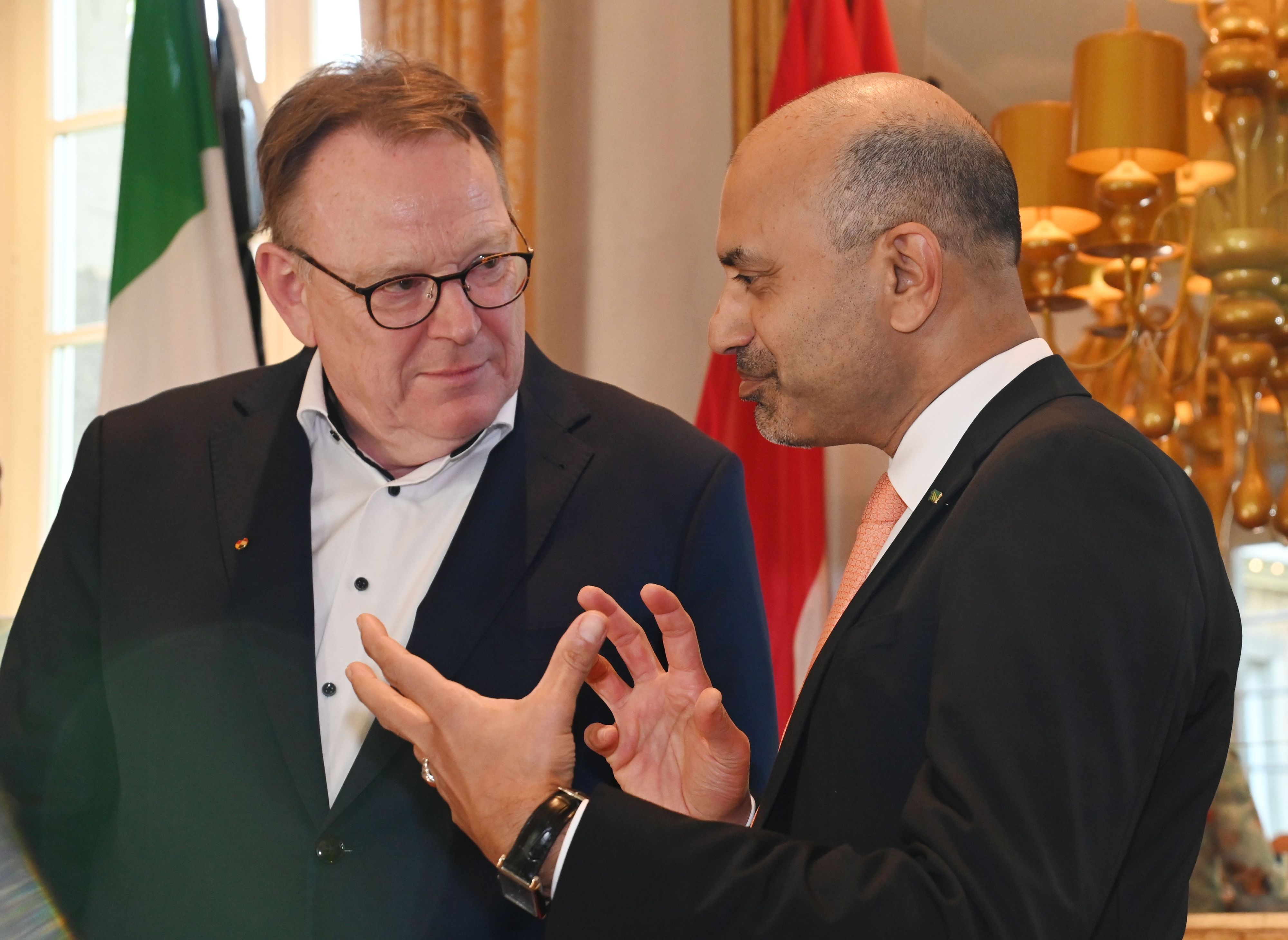 Kölns Oberbürgermeister Torsten Burmester redet mit Prof. Dr. Mukherjee.