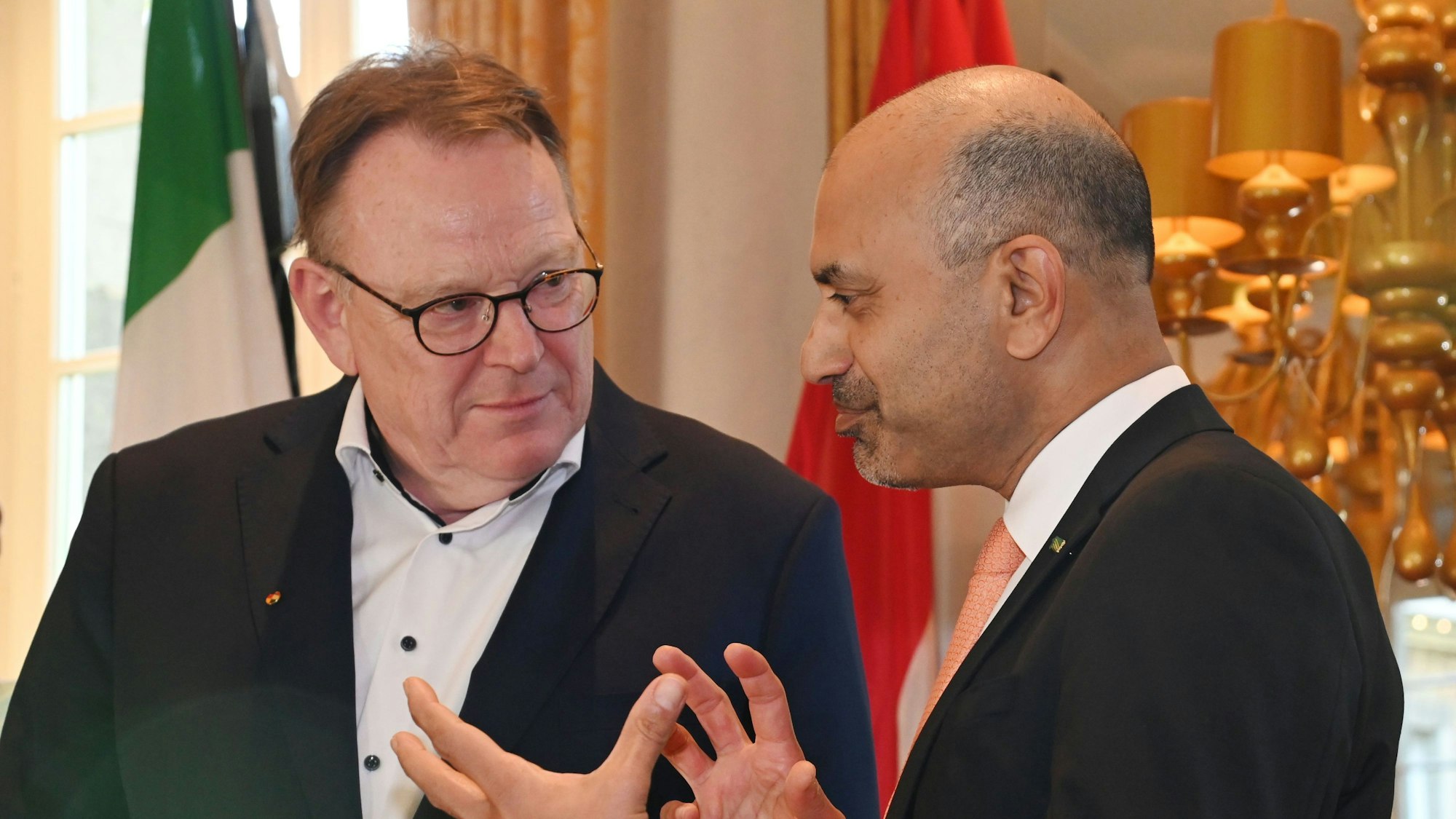 Kölns Oberbürgermeister Torsten Burmester redet mit Prof. Dr. Mukherjee.