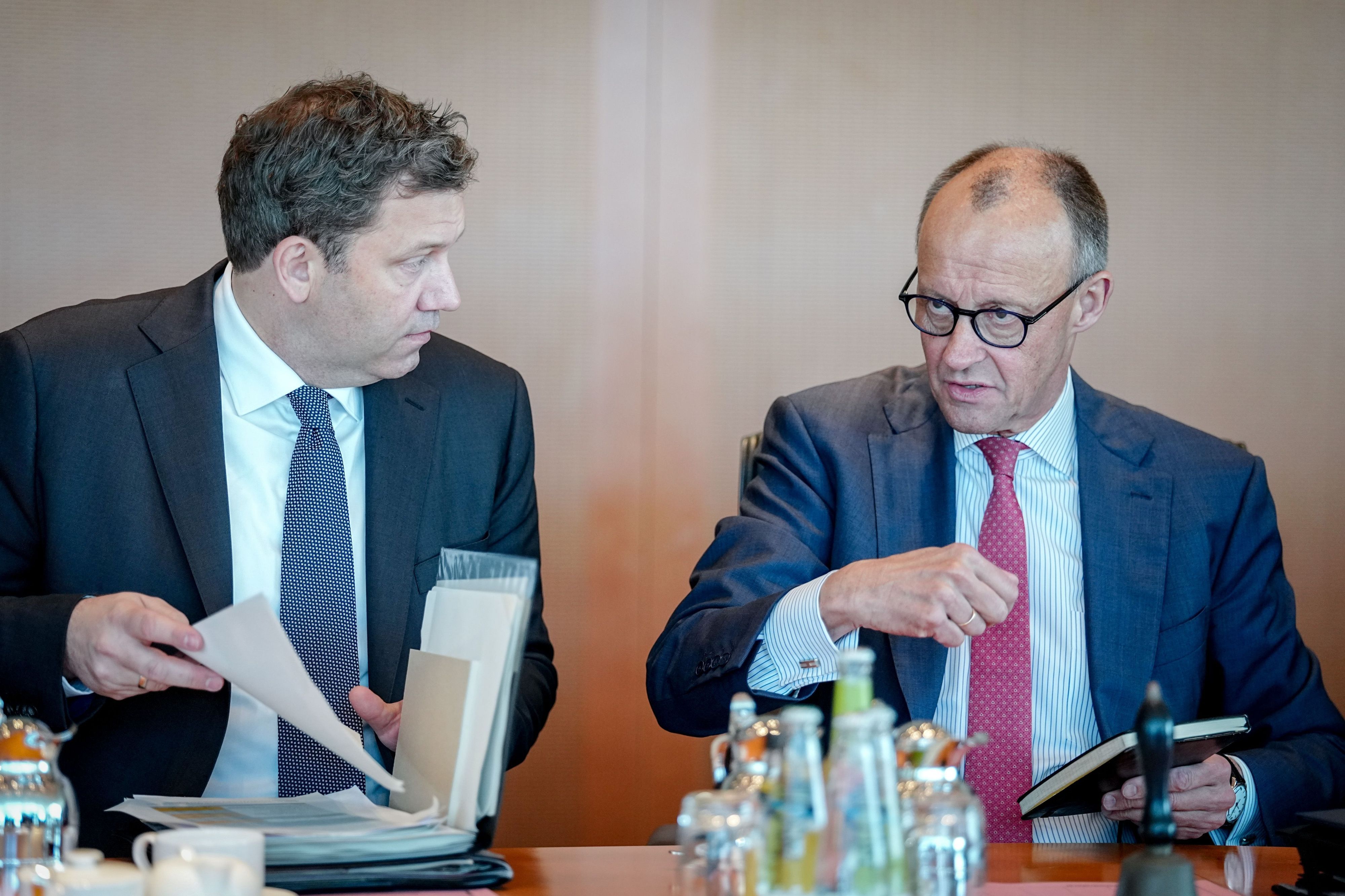 Lars Klingbeil (SPD, l), Bundesminister der Finanzen, Vizekanzler und SPD-Bundesvorsitzender, und Bundeskanzler Friedrich Merz (CDU) nehmen an der Sitzung des Bundeskabinetts im Bundeskanzleramt teil. Themen sind der Bundeshaushalt und die voraussichtliche Reform der Krankenversicherung.