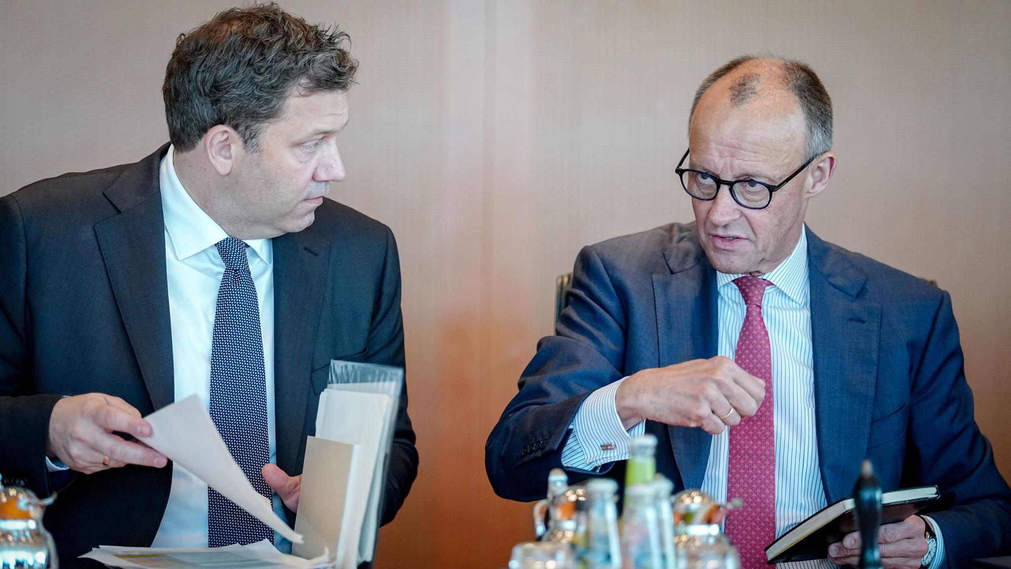 Lars Klingbeil (SPD, l), Bundesminister der Finanzen, Vizekanzler und SPD-Bundesvorsitzender, und Bundeskanzler Friedrich Merz (CDU) nehmen an der Sitzung des Bundeskabinetts im Bundeskanzleramt teil. Themen sind der Bundeshaushalt und die voraussichtliche Reform der Krankenversicherung.