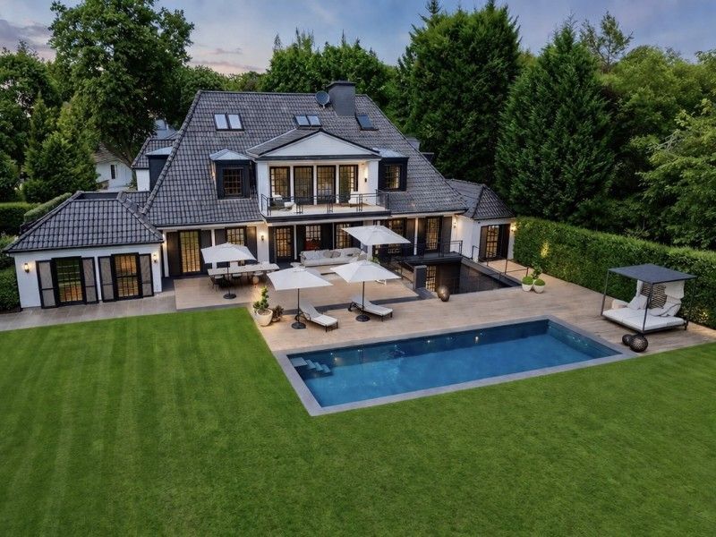 Das Haus von Verona Pooth liegt in einer Privatstraße im Villenviertel von Meerbusch.