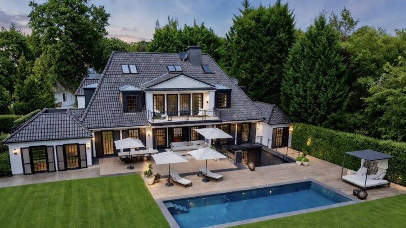 Das Haus von Verona Pooth liegt in einer Privatstraße im Villenviertel von Meerbusch.