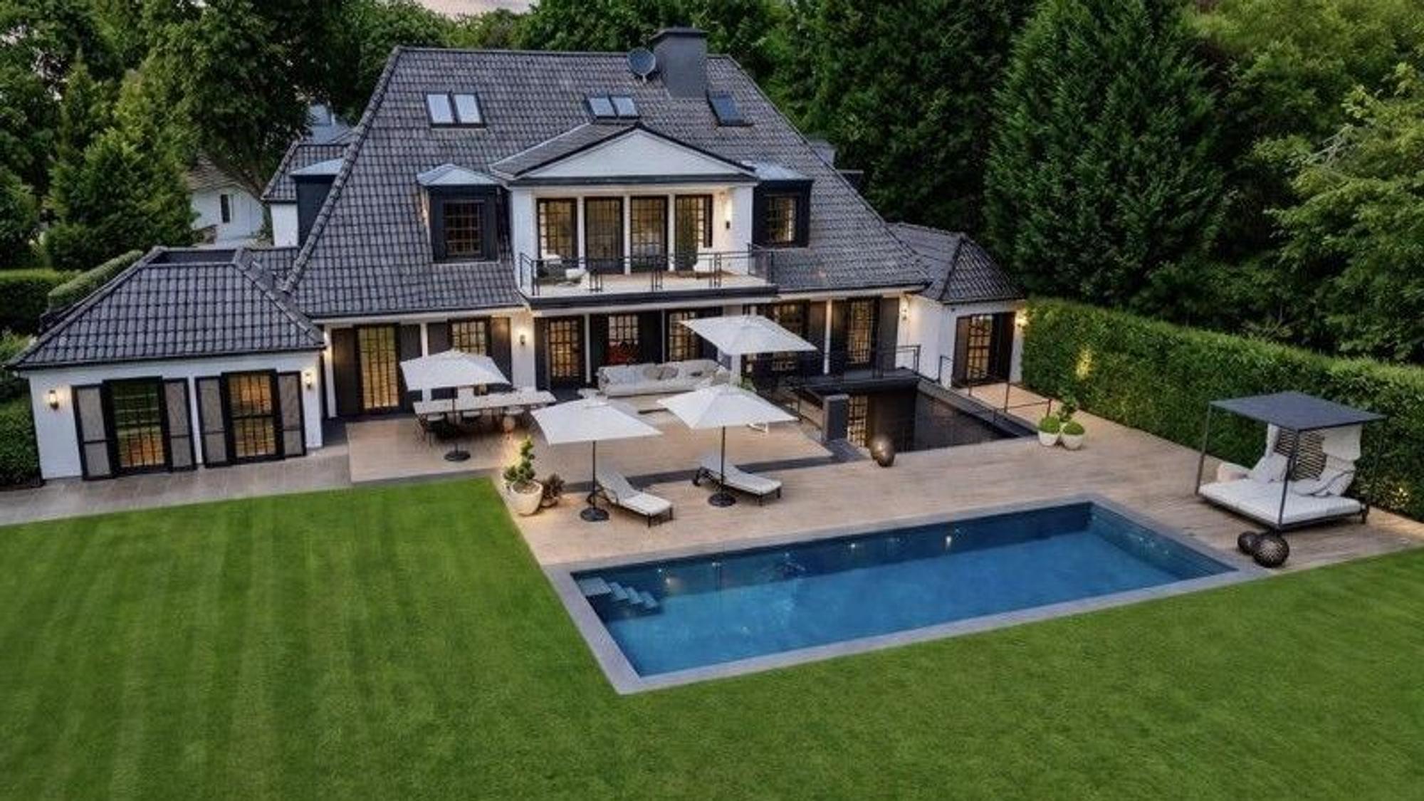 Das Haus von Verona Pooth liegt in einer Privatstraße im Villenviertel von Meerbusch.