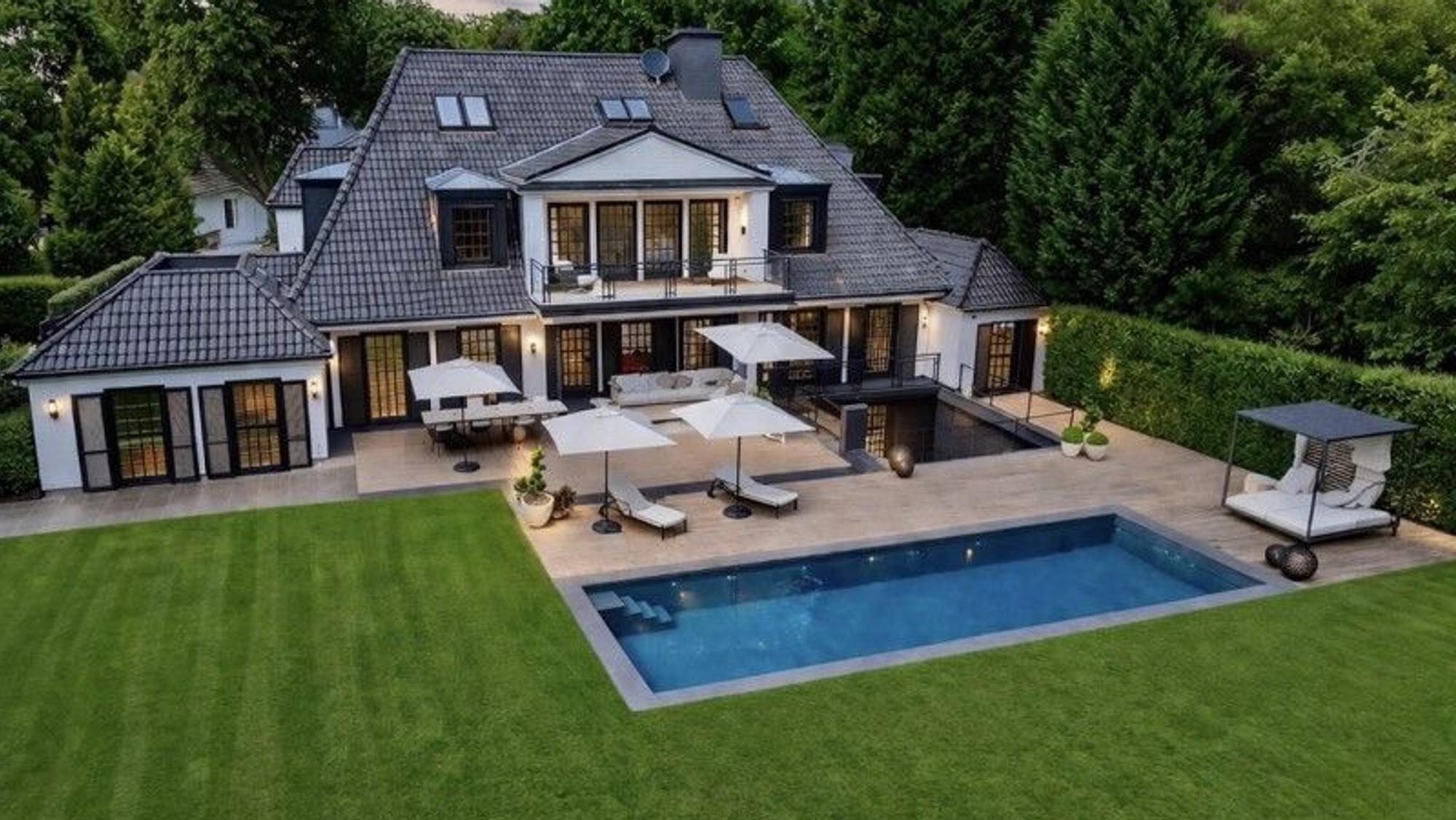 Das Haus von Verona Pooth liegt in einer Privatstraße im Villenviertel von Meerbusch.