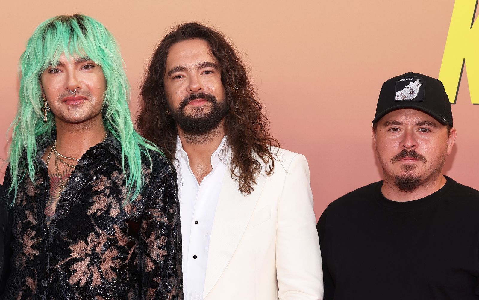 Tokio-Hotel-Schlagzeuger Gustav Schäfer (rechts) nimmt derzeit am RTL-Tanzwettbewerb „Let's Dance“ teil. Seine Bandkollegen Bill (links) und Tom Kaulitz verfolgen die Sendung nicht. (Bild: 2025 Getty Images/Gerald Matzka)