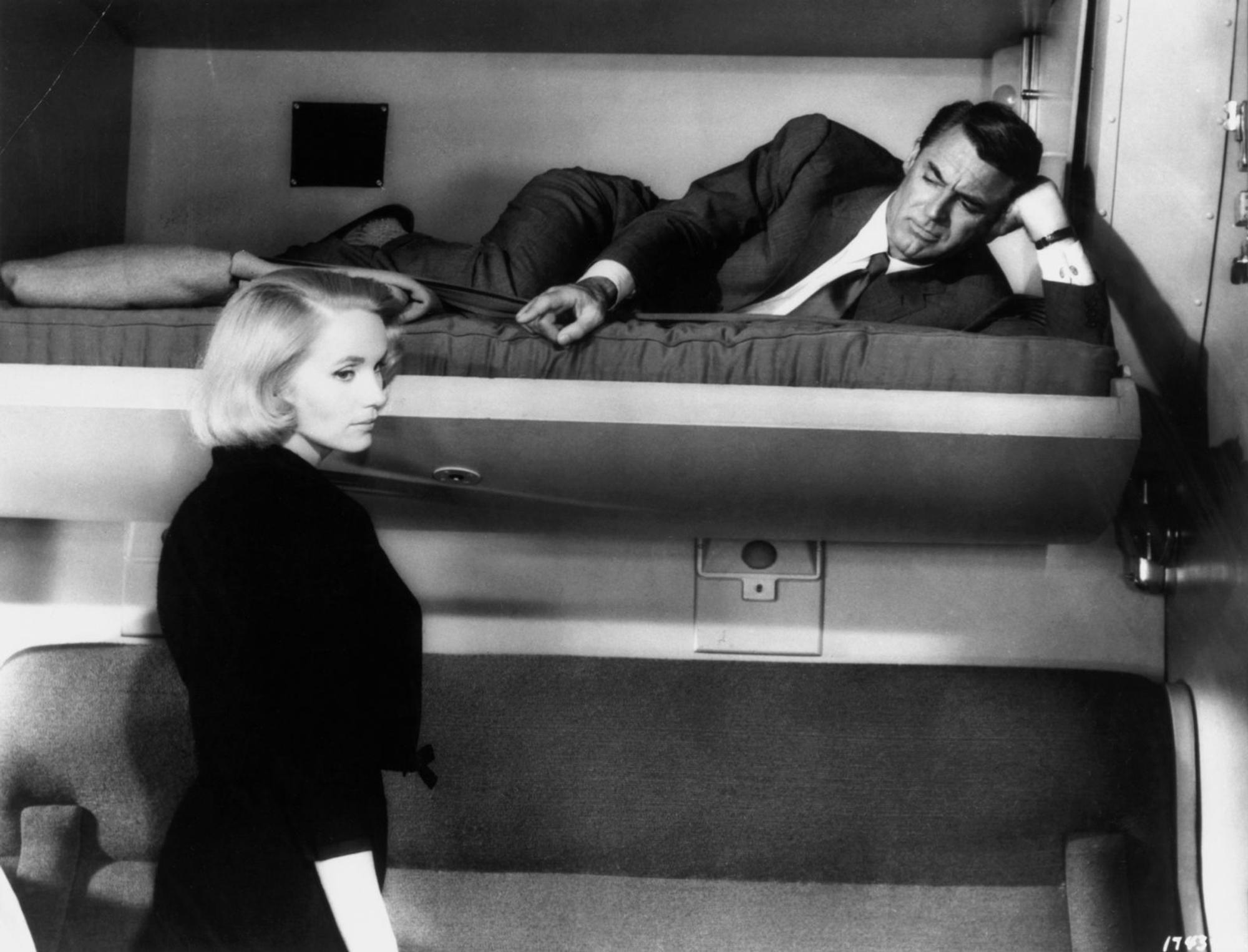 Die Filmzensur legte Hitchcock viele Steine in den Weg. Er wusste aber, mit Einschränkungen kreativ umzugehen. Das Bild zeigt einen Ausschnitt aus „Der unsichtbare Dritte“. (Bild: ohn Springer Collection/CORBIS/Corbis via Getty Images)