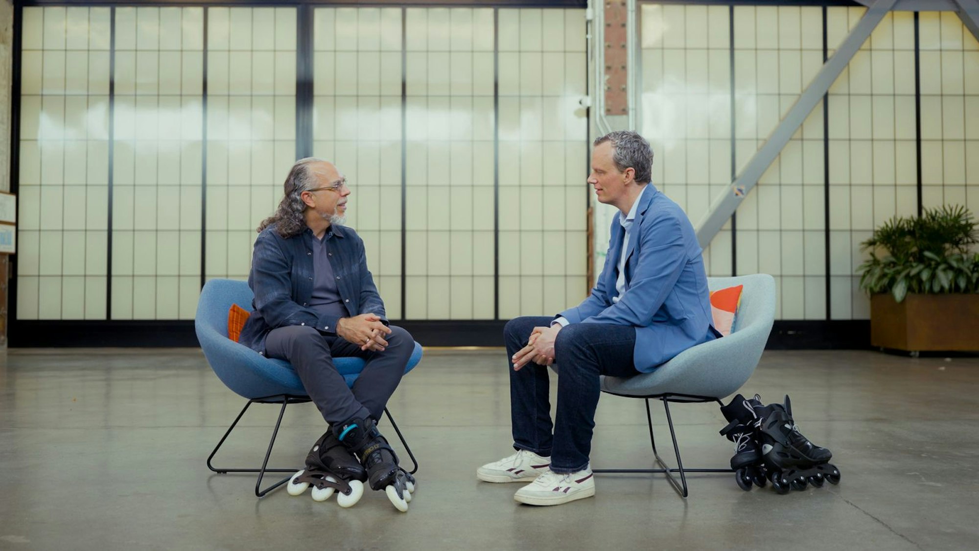 Florian Neuhann (rechts) unterhält sich im Silicon Valley mit Astro Teller, einem der Vordenker der rasanten Entwicklungen, die hier entstehen. (Bild: ZDF/Leonard Bendix)