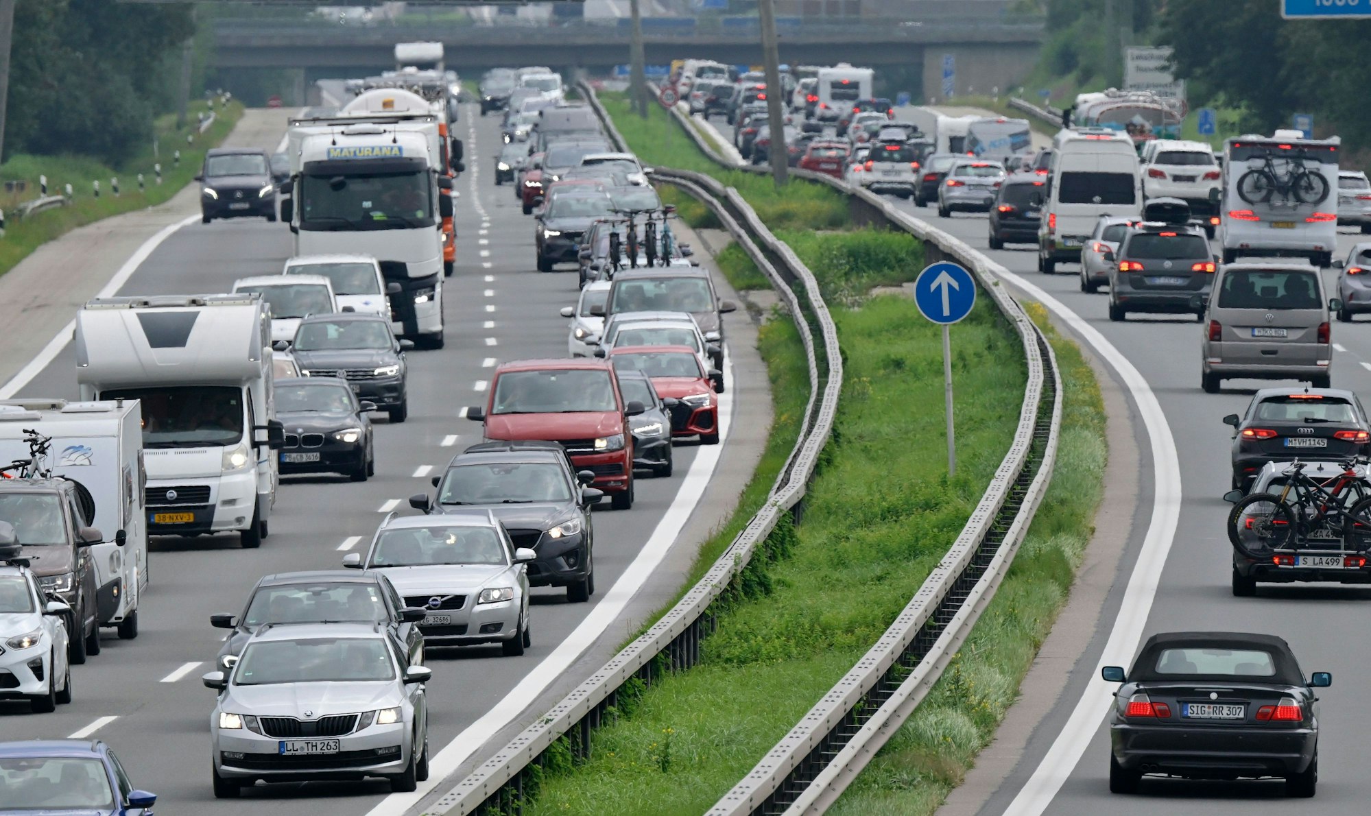 Stau auf einer Autobahn (Symbolfoto). Vor allem die Autobahnen über Köln bergen eine hohe Staugefahr.
