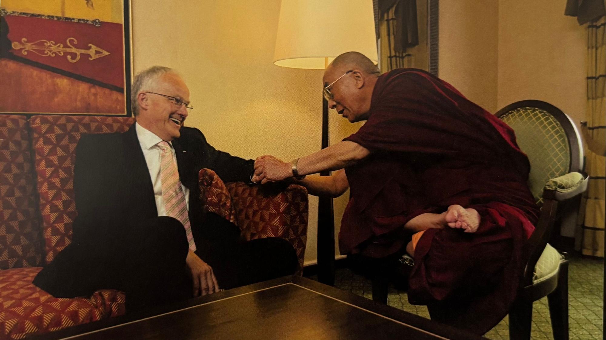 Der frühere NRW-Ministerpräsident Jürgen Rüttgers (CDU) traf im Jahr 2008 in Bochum mit dem Dalai Lama zusammen.