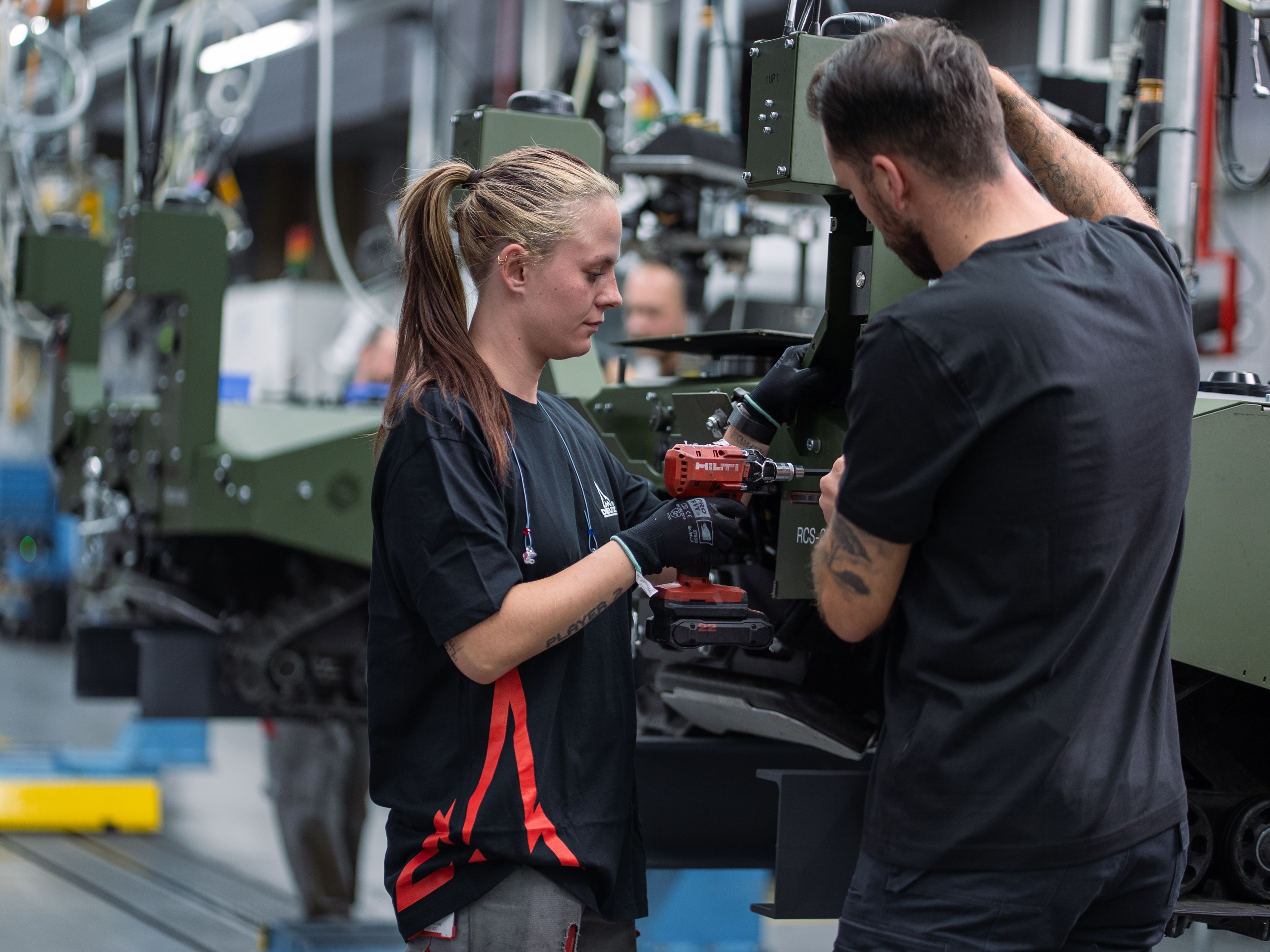 Deutz sieht sich als Industrialisierungspartner, der beim schnellen Hochlauf der Produktion von Start-ups unterstützt. Beispielsweise dem Hersteller von unbemannten Militärfahrzeugen Arx Robotics, an dem Deutz sich kürzlich auch beteiligt hat.