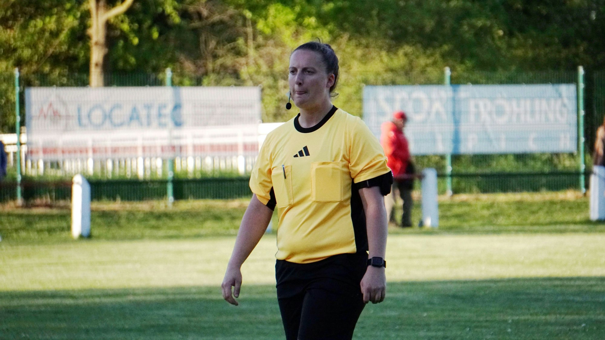 Schiedsrichterin Lisa Reinecke schaut konzentiert.