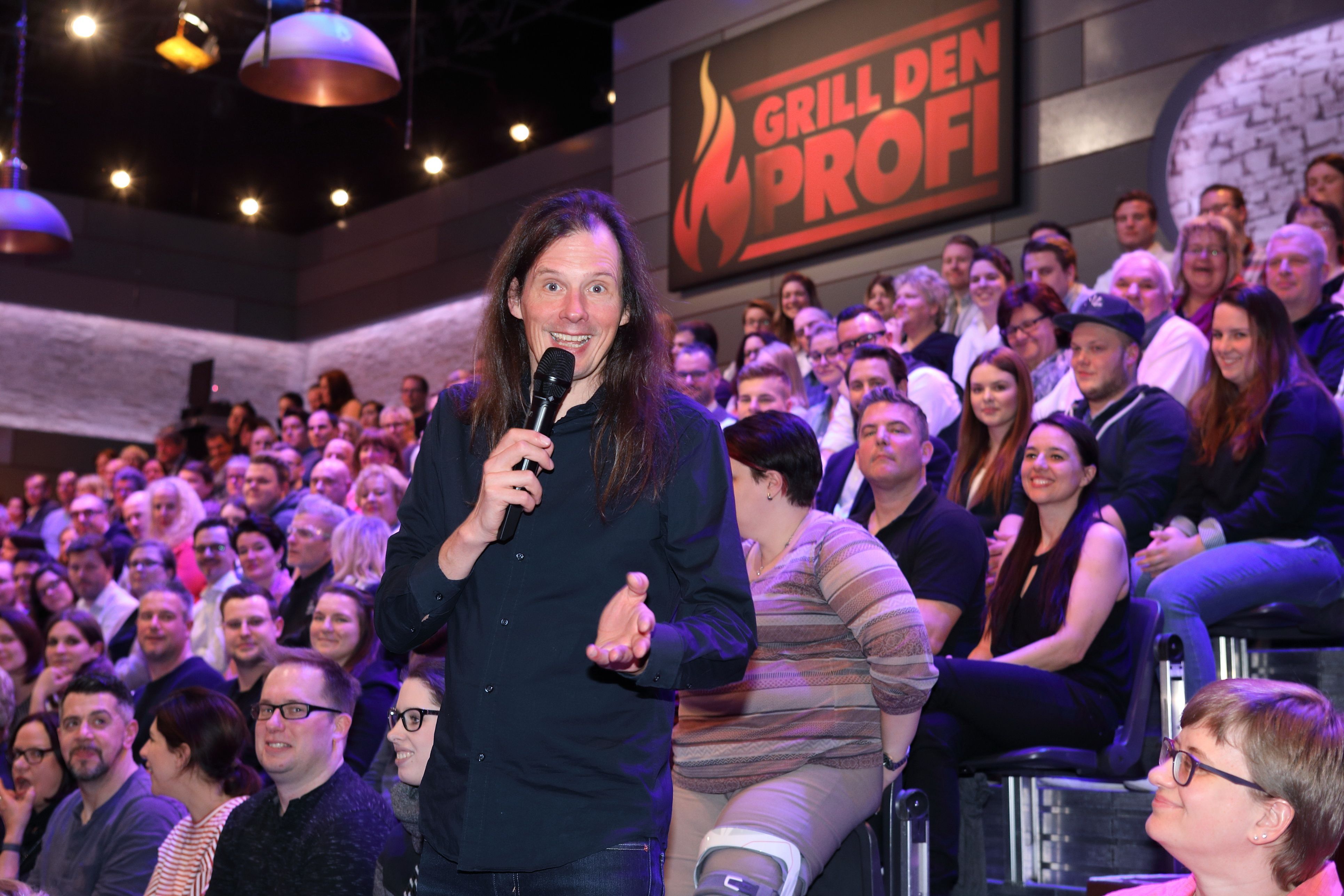 Der Applausmeister am Arbeitsplatz: Marco Laufenberg aus Much bringt das Publikum im Fernsehstudio in Stimmung.