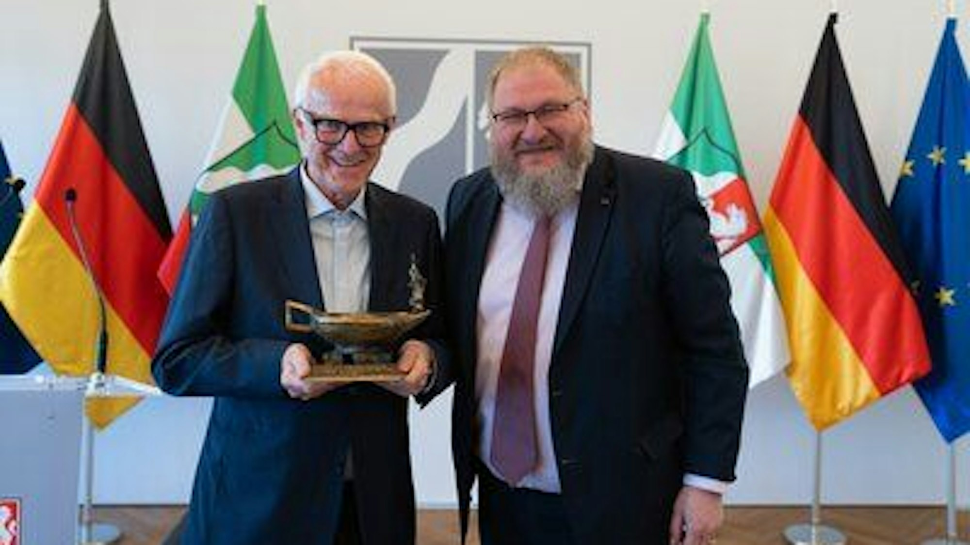 Jürgen Rüttgers erhielt die Auszeichnung „Licht der Erinnerung“ aus den Händen von Dr. Piotr M. A. Cywinski.