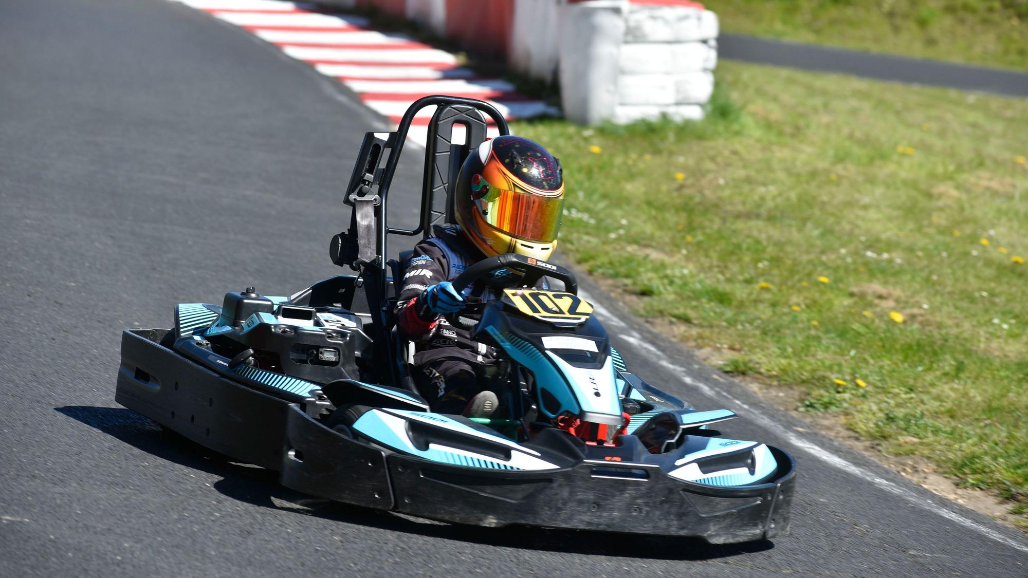 Das Foto zeigt einen Kartfahrer.