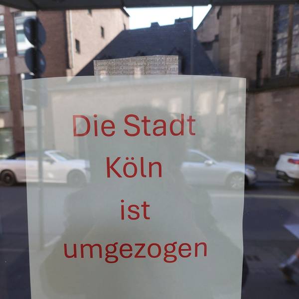 Aufkleber im Hauseingang an der Richartzstraße 2, dem ehemaligen Sitz des Kulturdezernats.