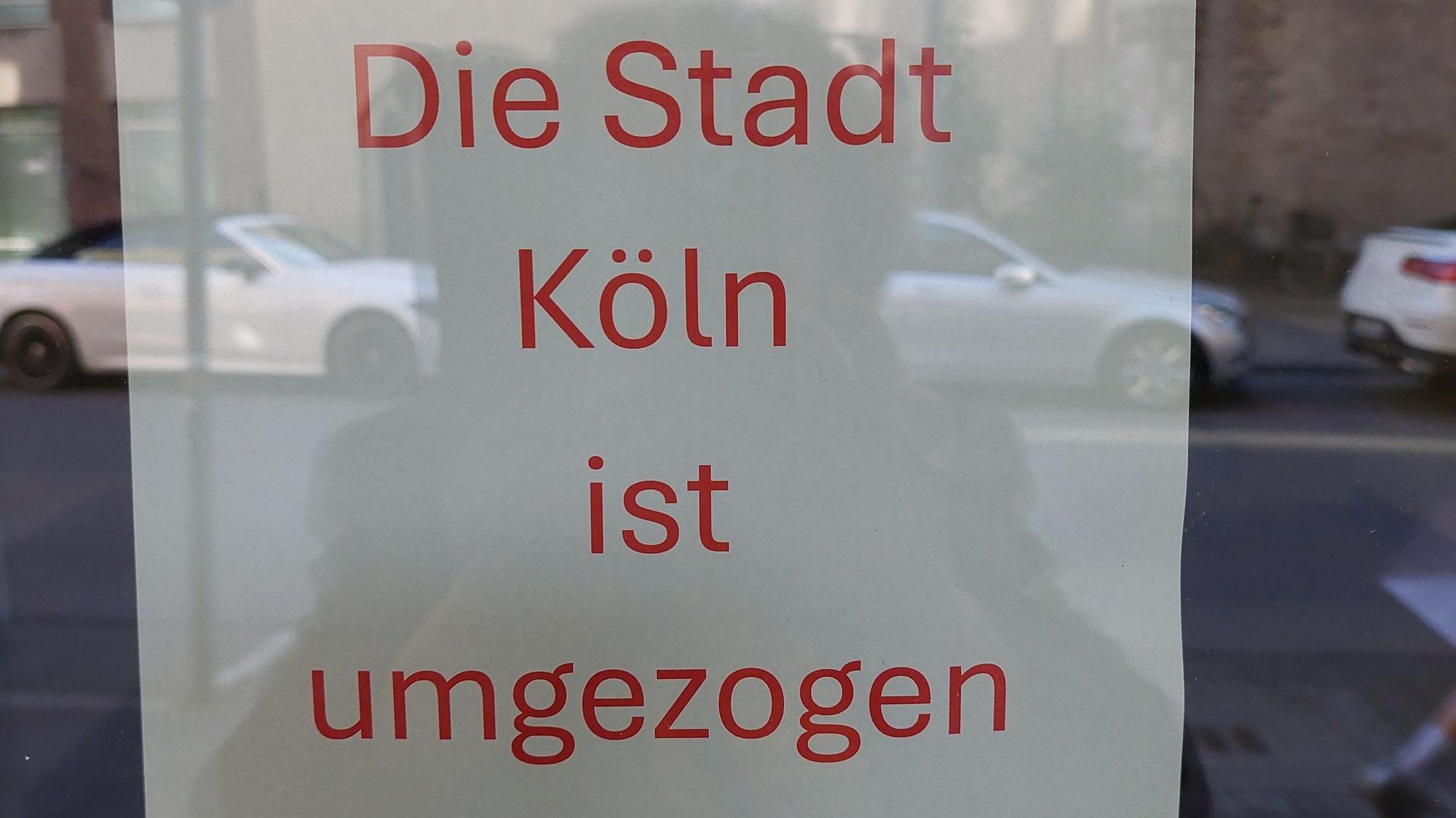 Aufkleber im Hauseingang an der Richartzstraße 2, dem ehemaligen Sitz des Kulturdezernats.