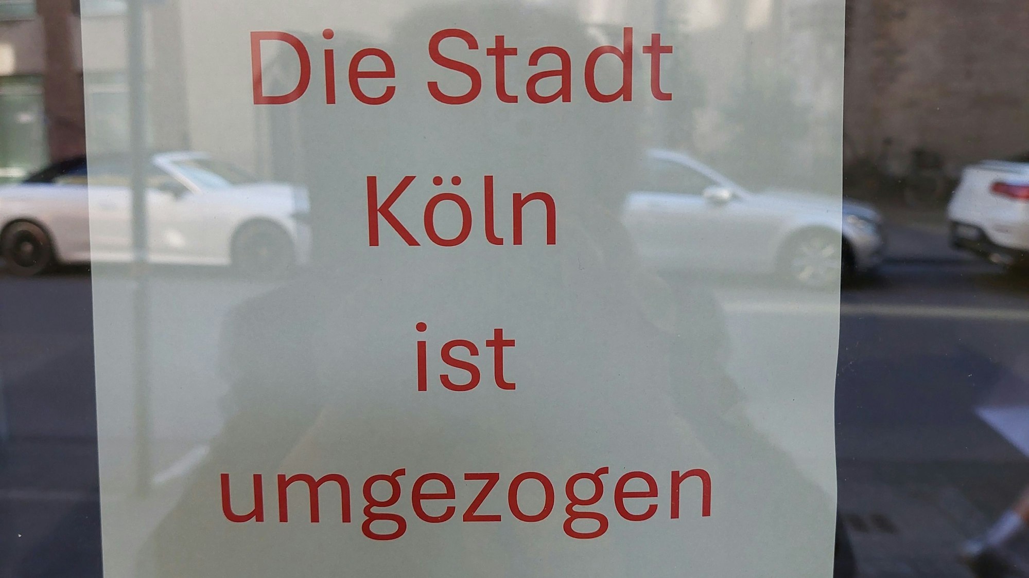 Aufkleber im Hauseingang an der Richartzstraße 2, dem ehemaligen Sitz des Kulturdezernats.