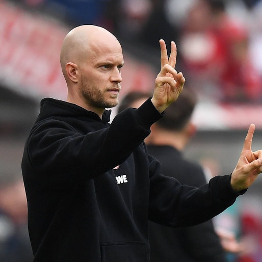 FC-Trainer René Wagner coacht seine Mannschaft an der Seitenlinie.