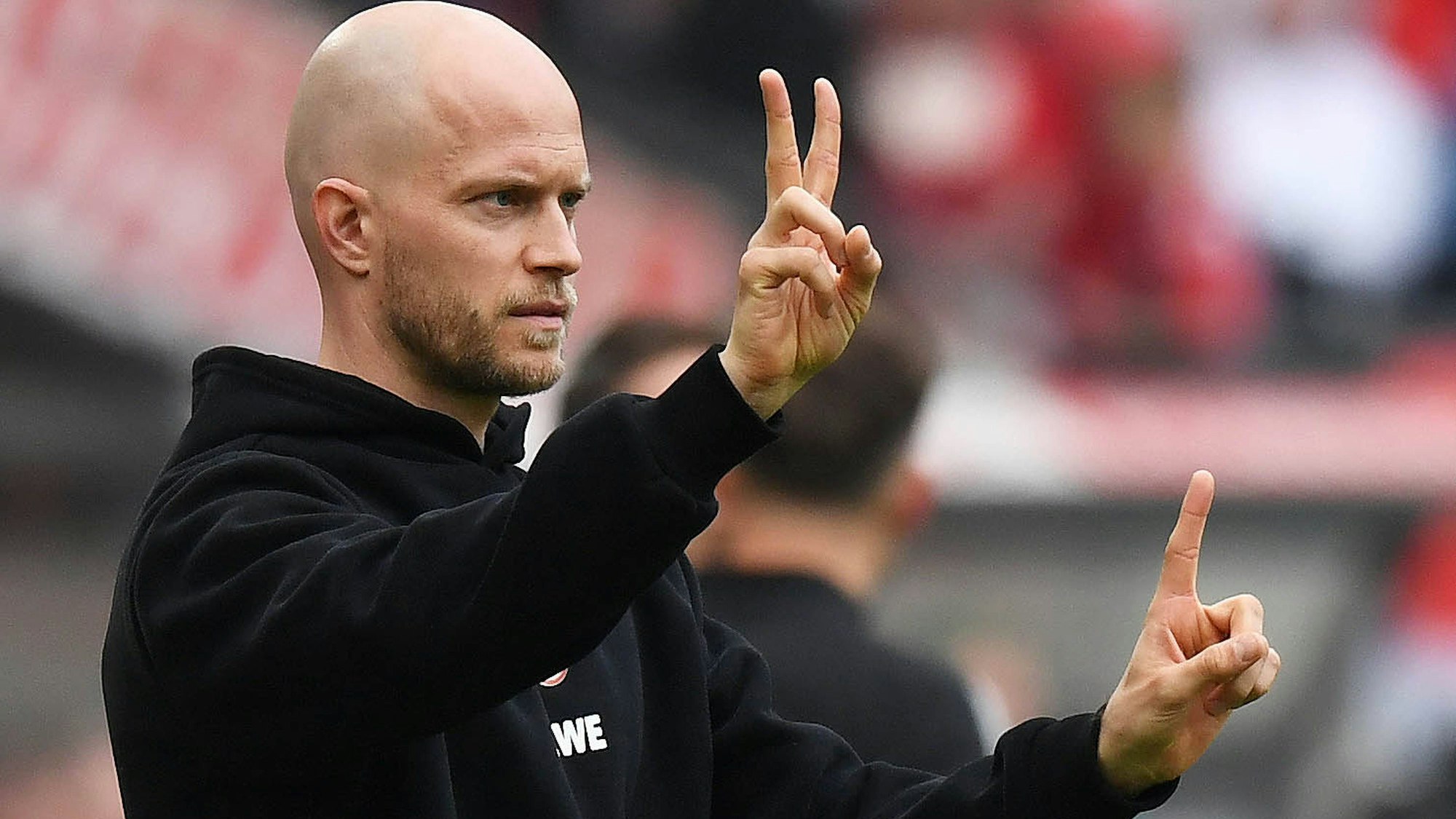FC-Trainer René Wagner coacht seine Mannschaft an der Seitenlinie.