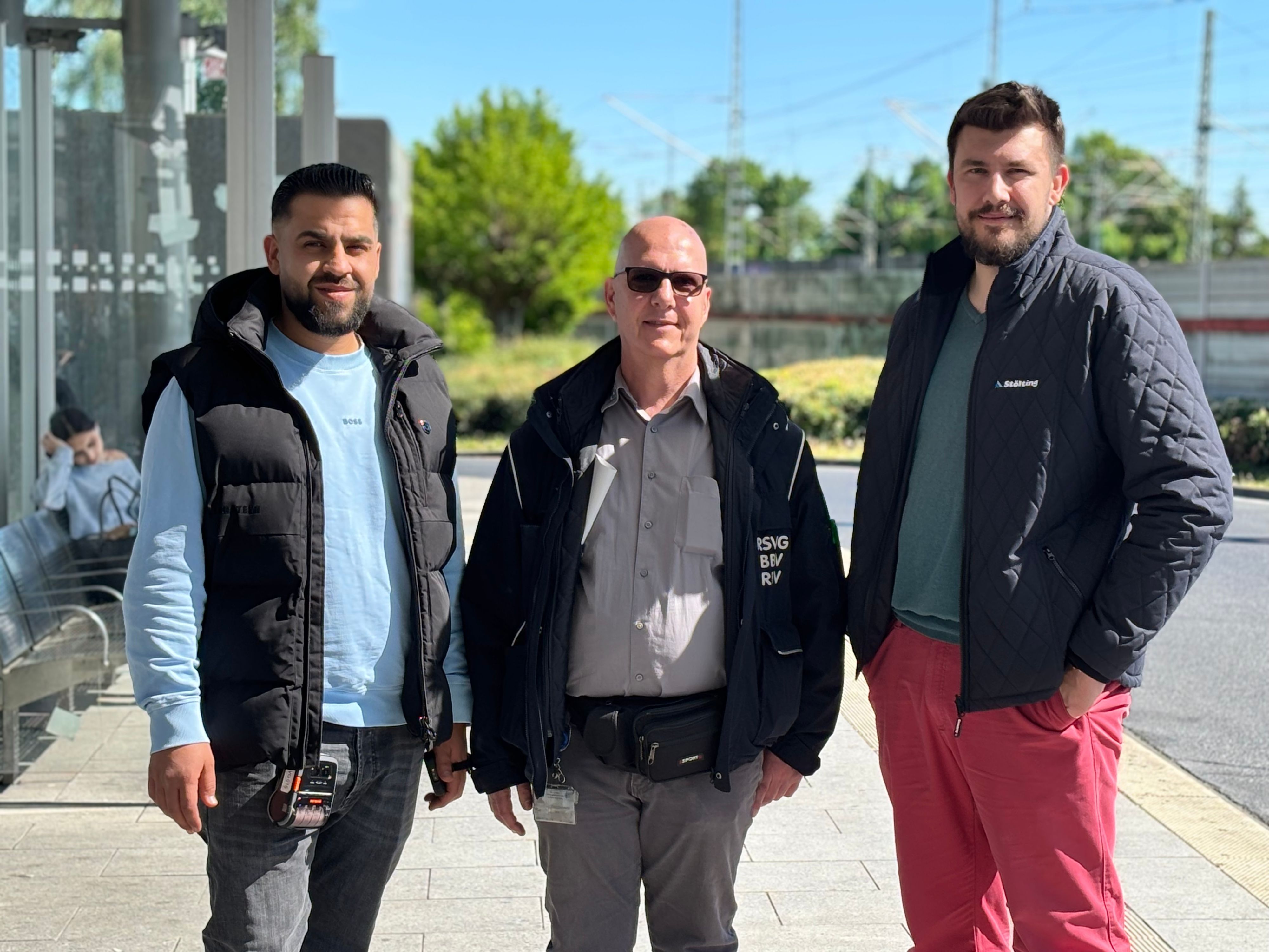 Das obengenannte Trio steht am Busbahnhof Troisdorf.