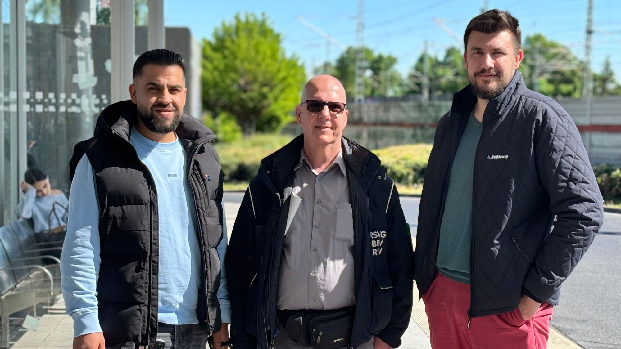 Das obengenannte Trio steht am Busbahnhof Troisdorf.