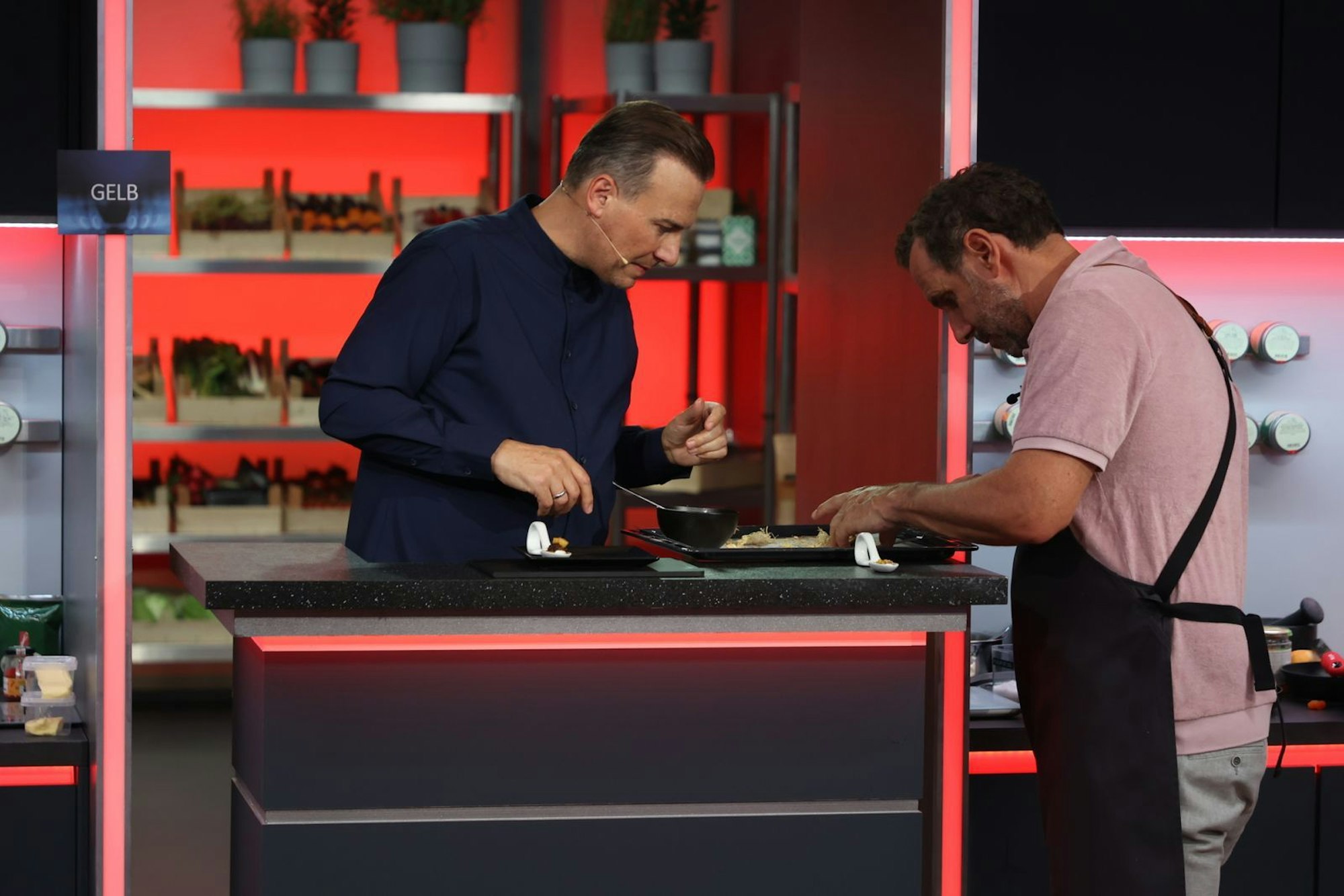 Elmar Paulke (rechts) verlässt sich auf seinen Coach Tim Raue. (Bild: Joyn/Benedikt Müller)