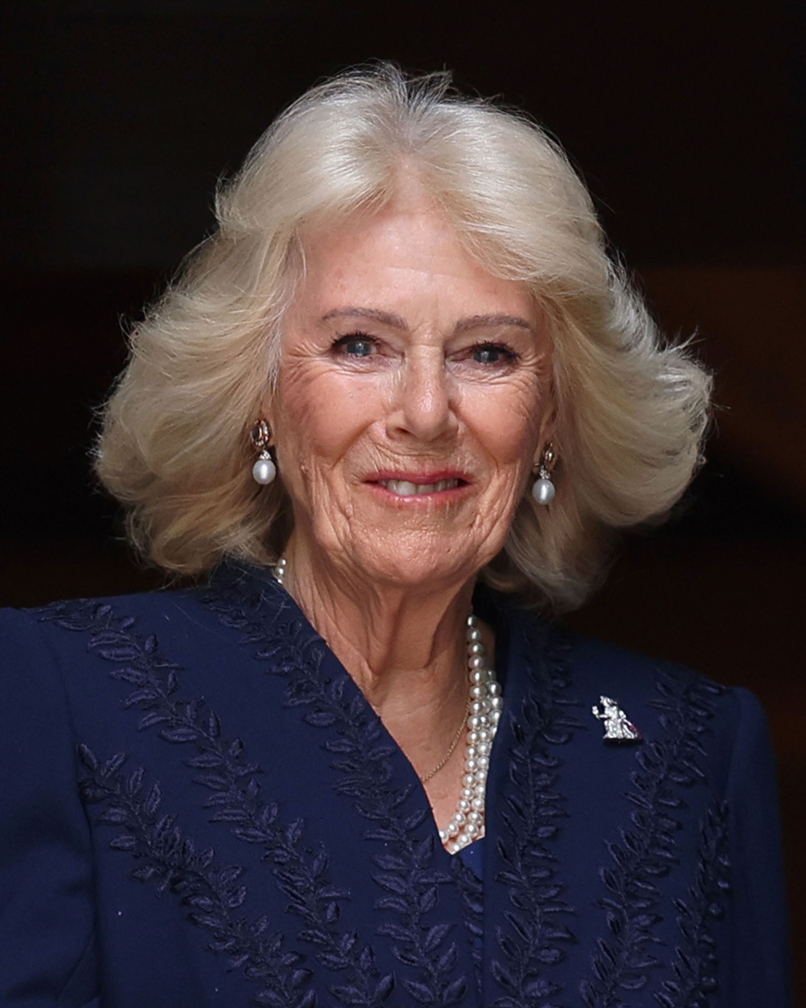 Königin Camilla trägt eine bemerkenswerte Brosche.