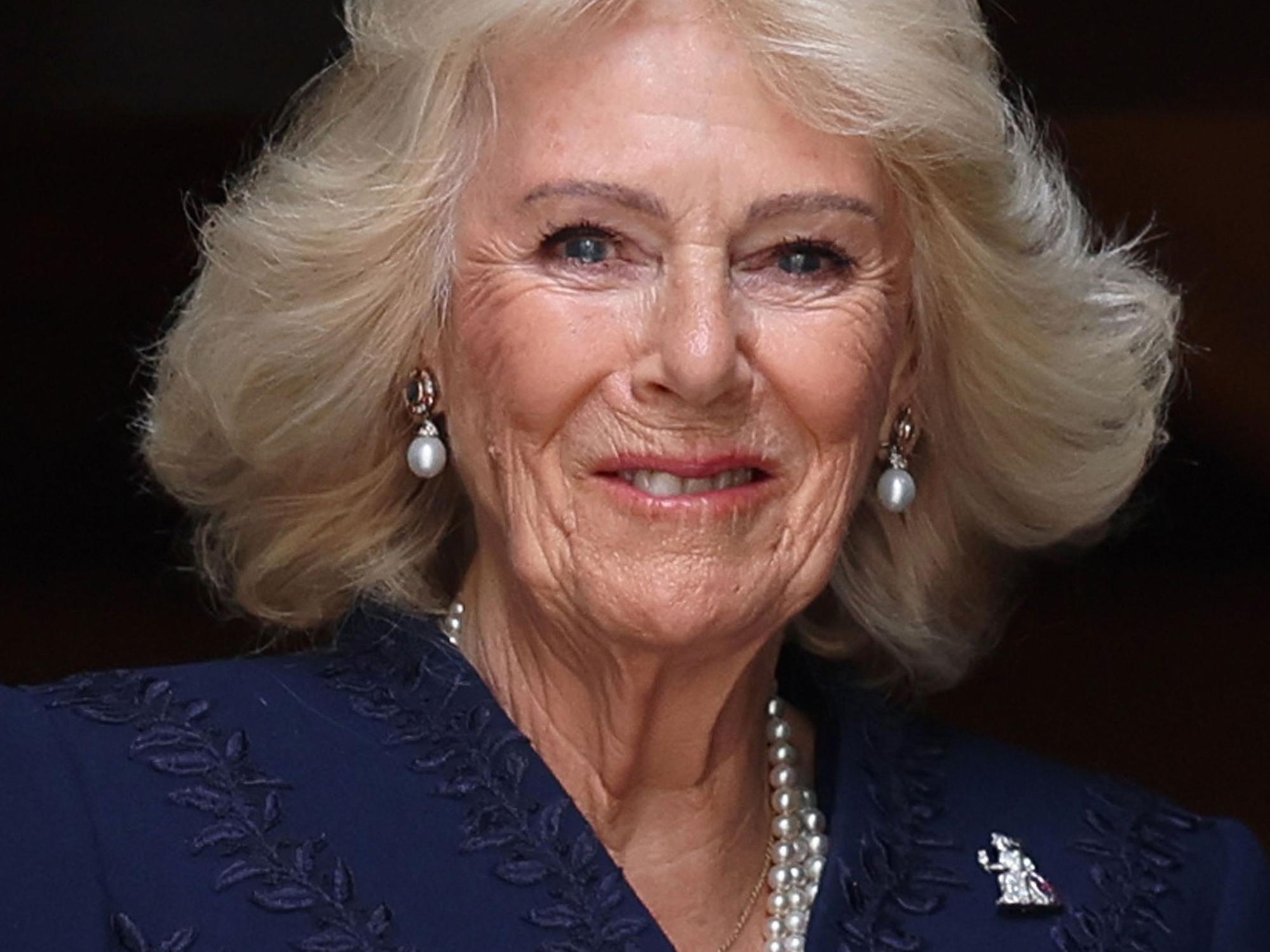 Königin Camilla trägt eine bemerkenswerte Brosche.