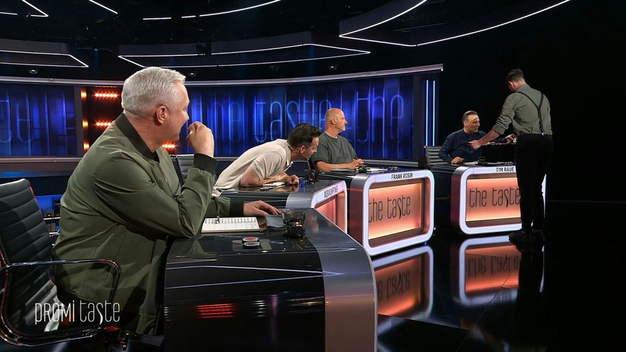 So einen Löffel haben (von links) Alexander Herrmann, Alex Kumptner, Frank Rosin und Tim Raue noch nie gesehen. (Bild: Joyn)