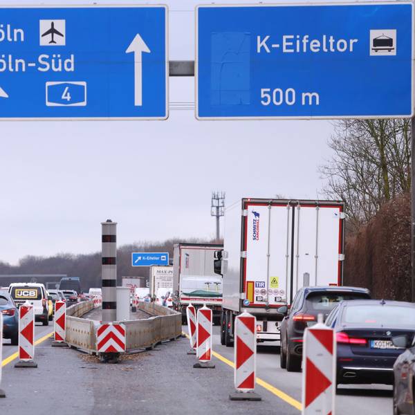 24.01.2026, Köln: Die Brücke Eifeltor der Autobahn A4 ist baufällig. LKW dürfen sie nur noch eingeschränkt befahren, für alle Fahrzeuge gilt ein Tempolimit. Beides wird jetzt mit autarken Überwachungsanlagen kontrolliert, die „Blitzer“ stehen in beiden Fahrtrichtungen. Foto: Arton Krasniqi
