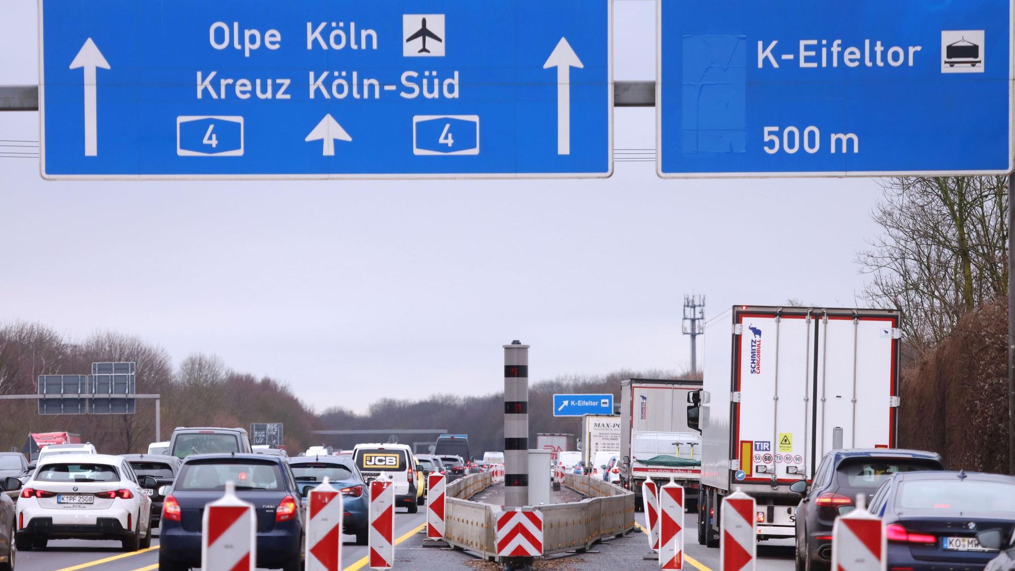 24.01.2026, Köln: Die Brücke Eifeltor der Autobahn A4 ist baufällig. LKW dürfen sie nur noch eingeschränkt befahren, für alle Fahrzeuge gilt ein Tempolimit. Beides wird jetzt mit autarken Überwachungsanlagen kontrolliert, die „Blitzer“ stehen in beiden Fahrtrichtungen. Foto: Arton Krasniqi