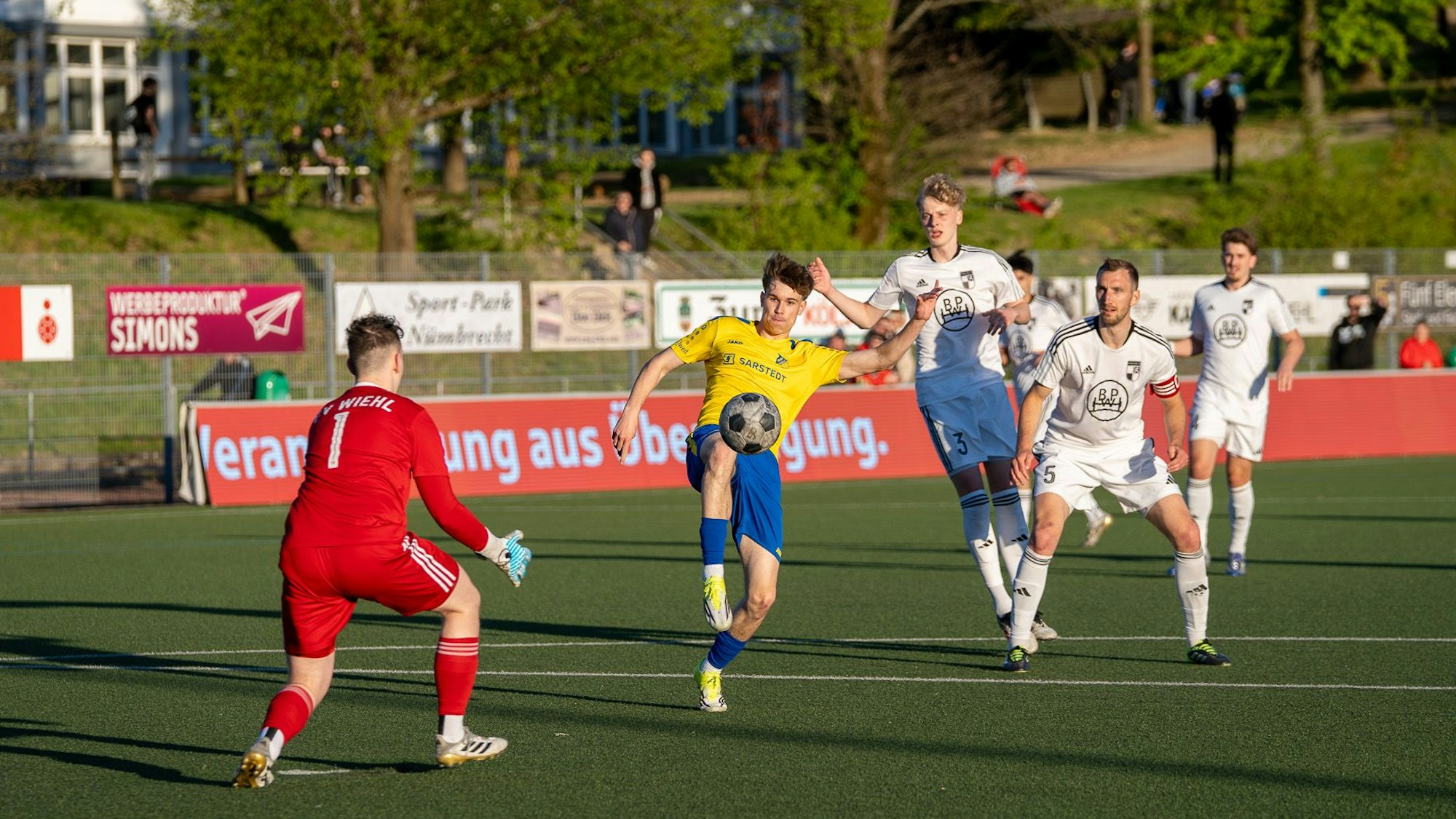 Justin Broy stellt sich dem Wiehler Angreifer entgegen.