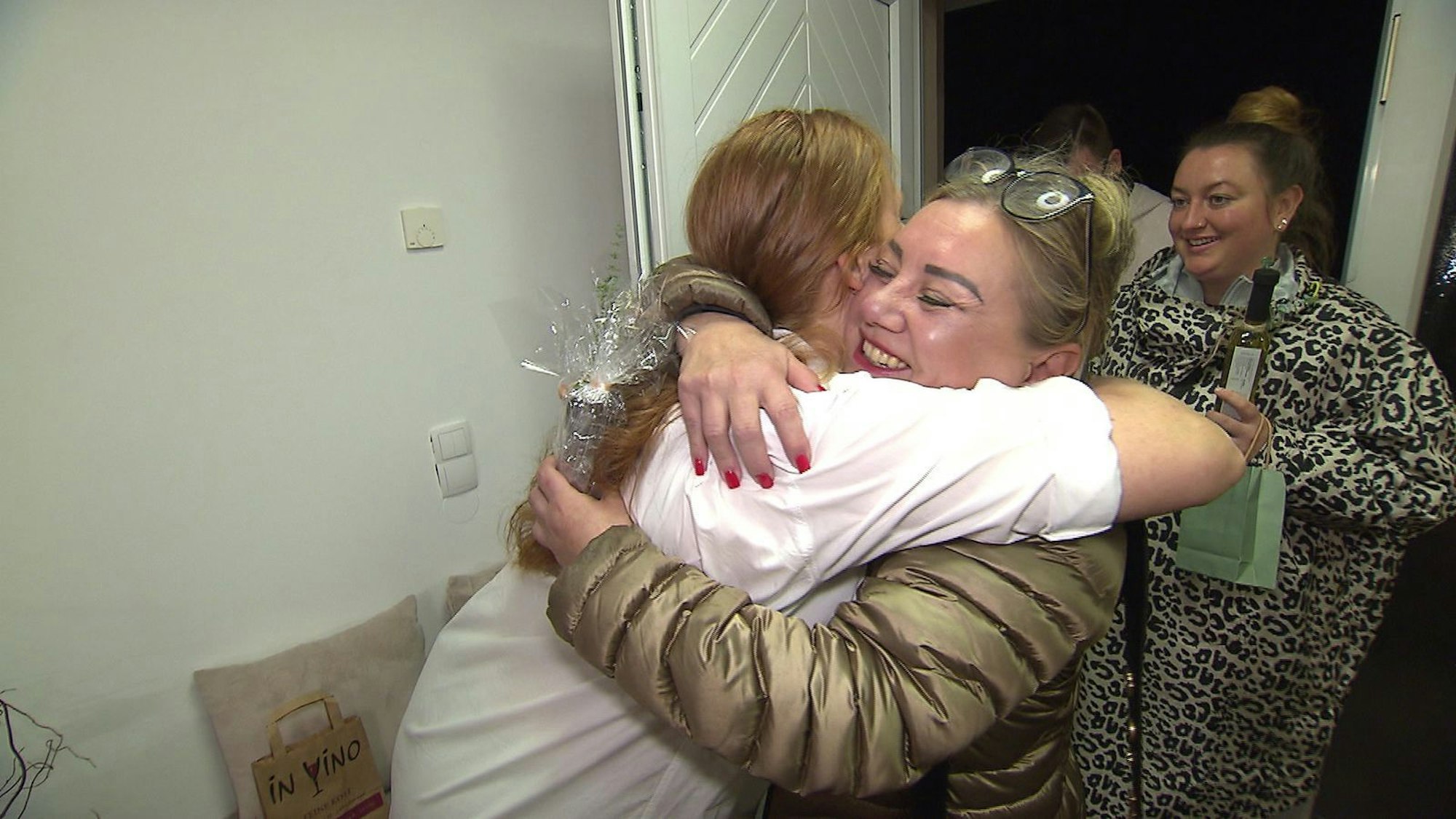 Sassi (r.) und Bea freuen sich auf das Dinner bei Anna (Bild: RTL)