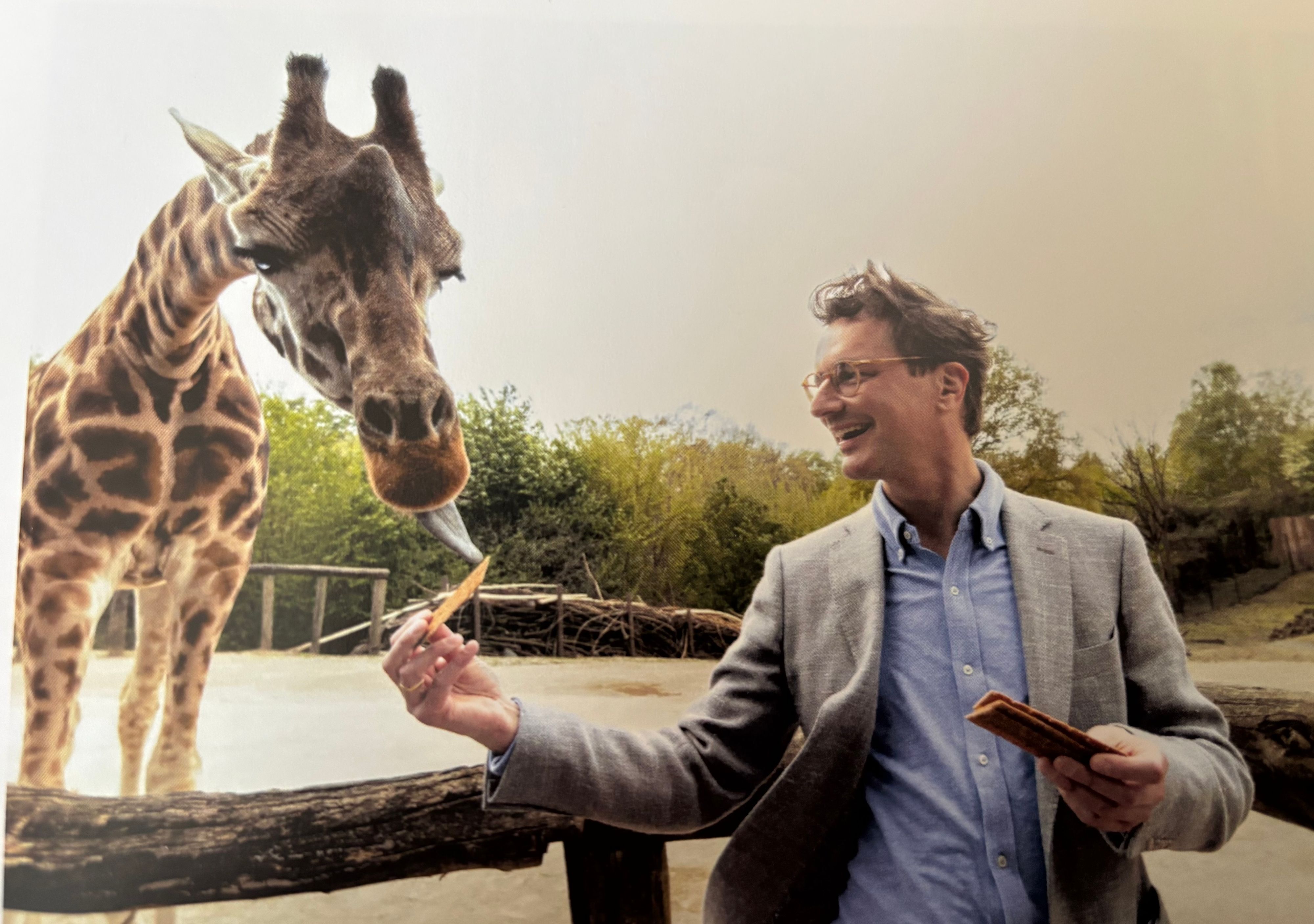 NRW-Ministerpräsident Hendrik Wüst mit einer Giraffe im Jahr 2022 bei einem Termin in Gelsenkirchen.