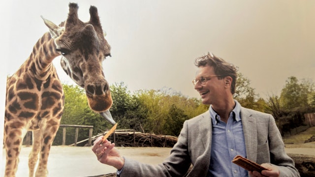 NRW-Ministerpräsident Hendrik Wüst mit einer Giraffe im Jahr 2022 bei einem Termin in Gelsenkirchen.