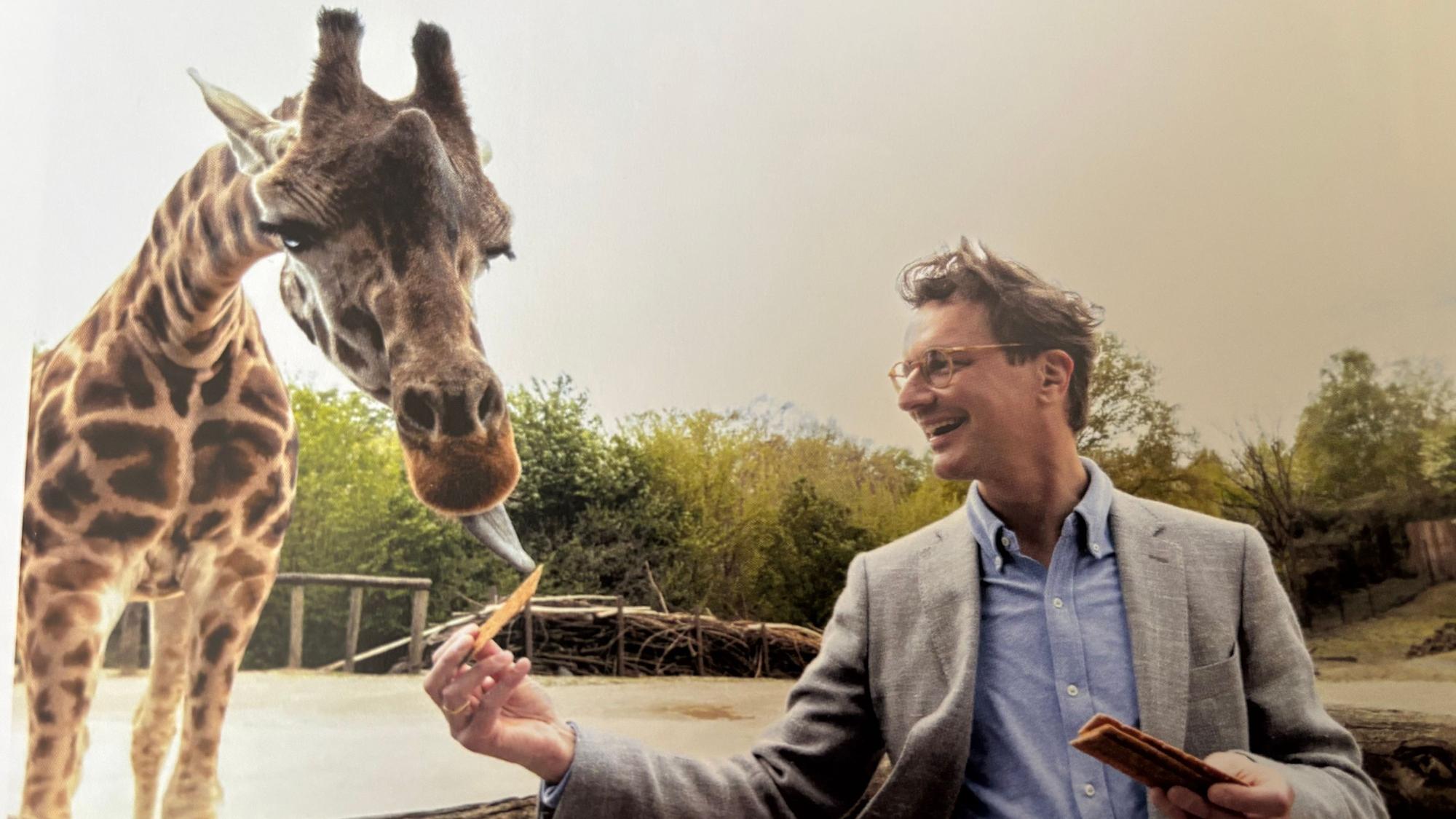 NRW-Ministerpräsident Hendrik Wüst mit einer Giraffe im Jahr 2022 bei einem Termin in Gelsenkirchen.