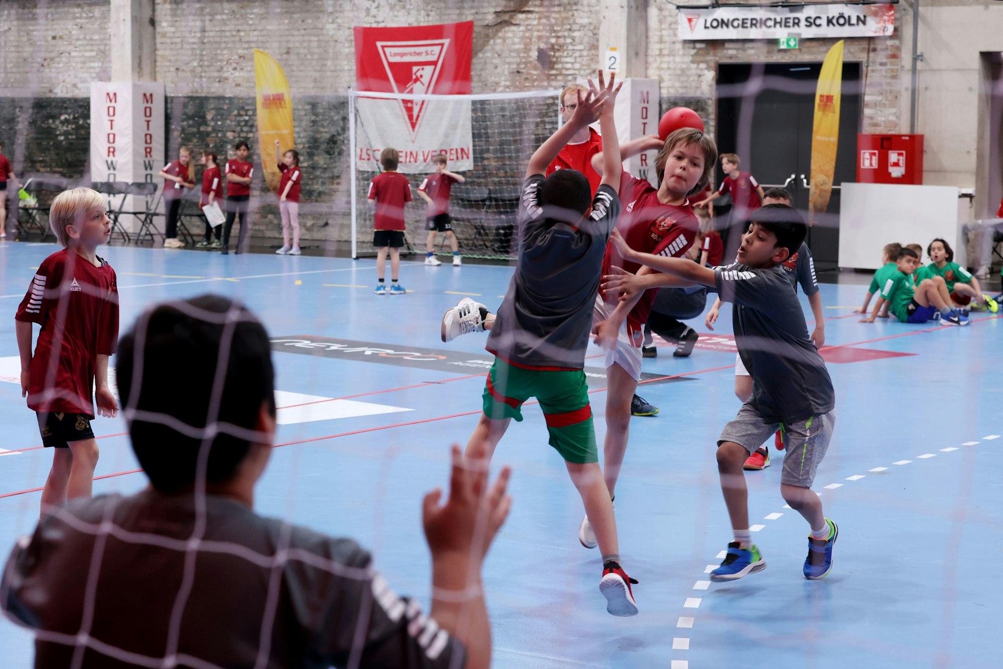 30.04.2026: Köln: Beim Freundschaftsturnier am 30. April in der Motorworld kommen rund 500 Kinder aus 11 Schulen zusammen und erleben gemeinsam die Freude an Sport und Teamgeist. Über acht Wochen wurden die Schülerinnen und Schüler im Rahmen des Sportunterrichts von Trainerinnen und Trainern des LSC Köln gezielt an den Handballsport herangeführt. Das Turnier bildet den Höhepunkt dieser Unterrichtsreihe. Foto: Martina Goyert