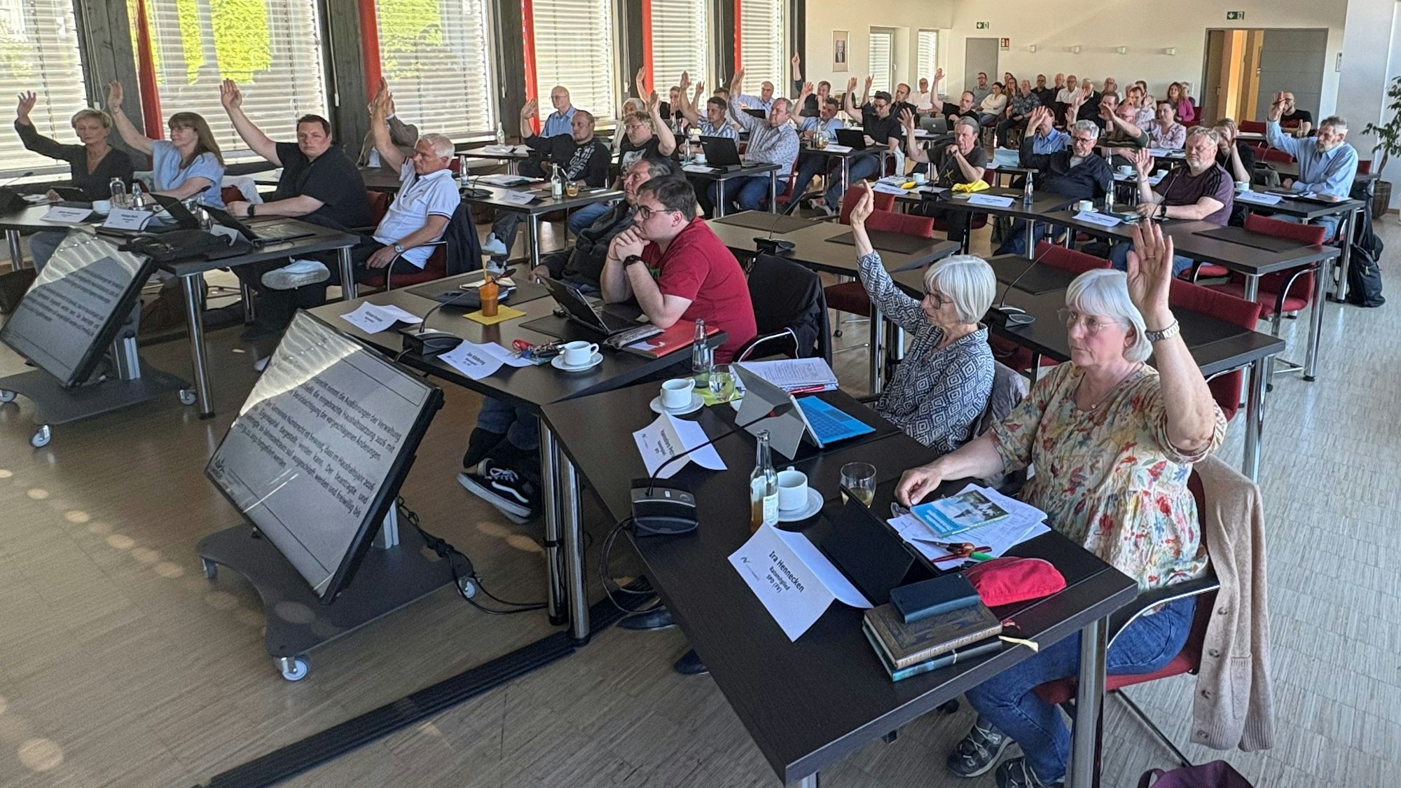 Das Foto zeigt den Nümbrechter Gemeinderat im Sitzungssaal des Rathauses bei der Abstimmung über den Haushalt für 2026.