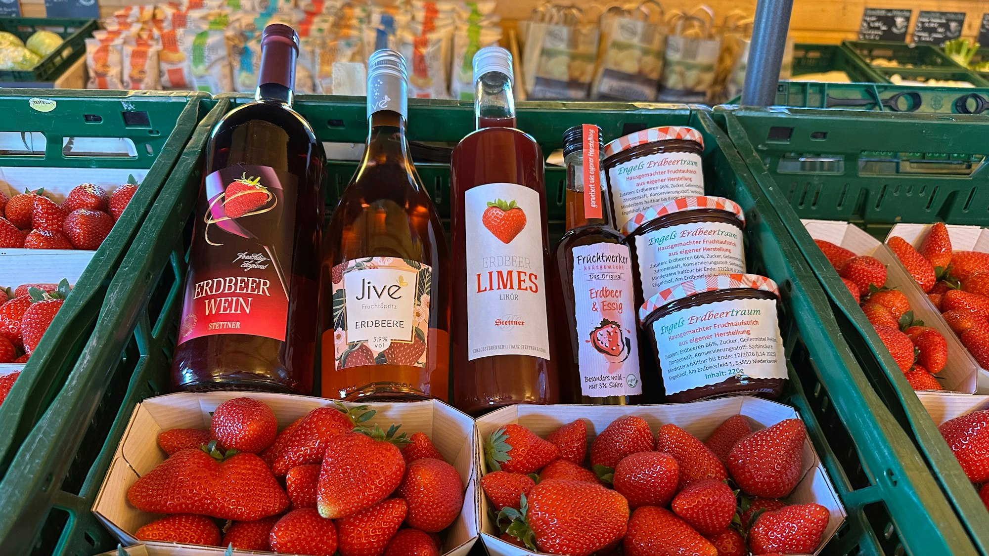 Im April hat die Saison von Erdbeeren Engels begonnen, doch es gibt nicht nur Erdbeeren als Früchte im Hofladen: Auch Erdbeerwein, Erdbeersecco, Erdbeerlikör, Erdbeeressig und Erdbeermarmelade finden sich dort.