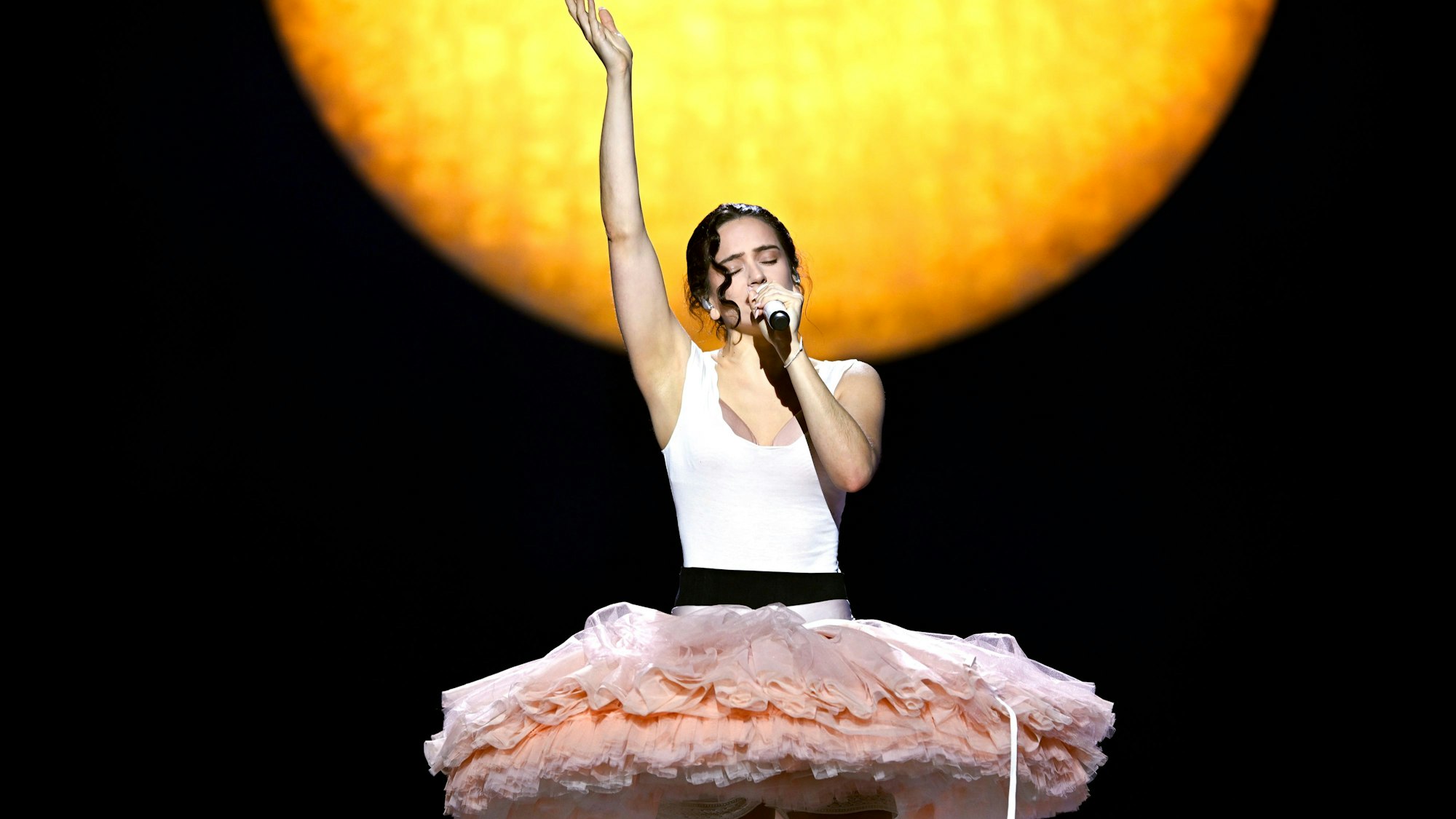 Das Bild zeigt Sängerin Rosalía bei ihrem Auftritt am 16. März 2026 in Lyon.