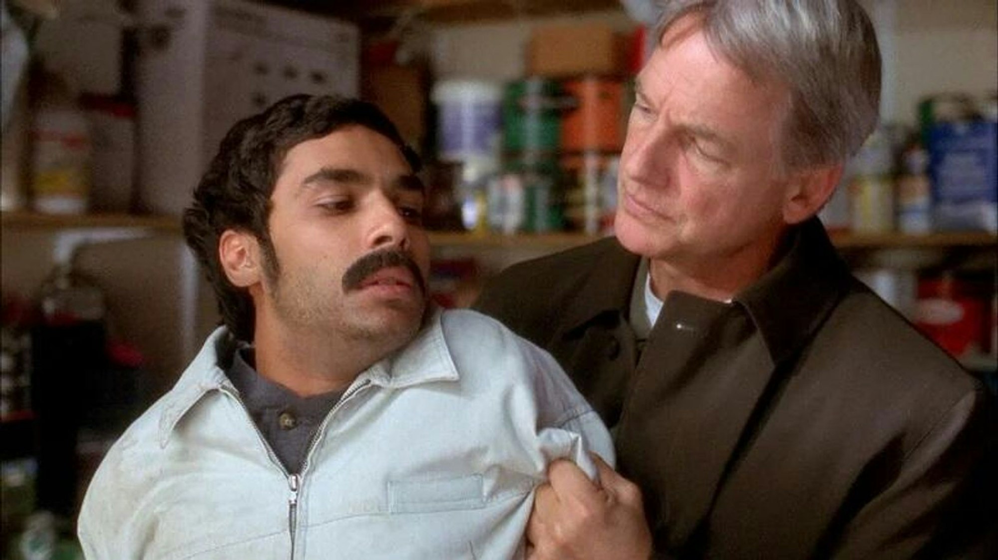 Seinen ersten TV-Auftritt hatte Kunal Nayyar (links) an der Seite von Mark Harmon in einer Folge „Navy CIS“. (Bild: CBS)