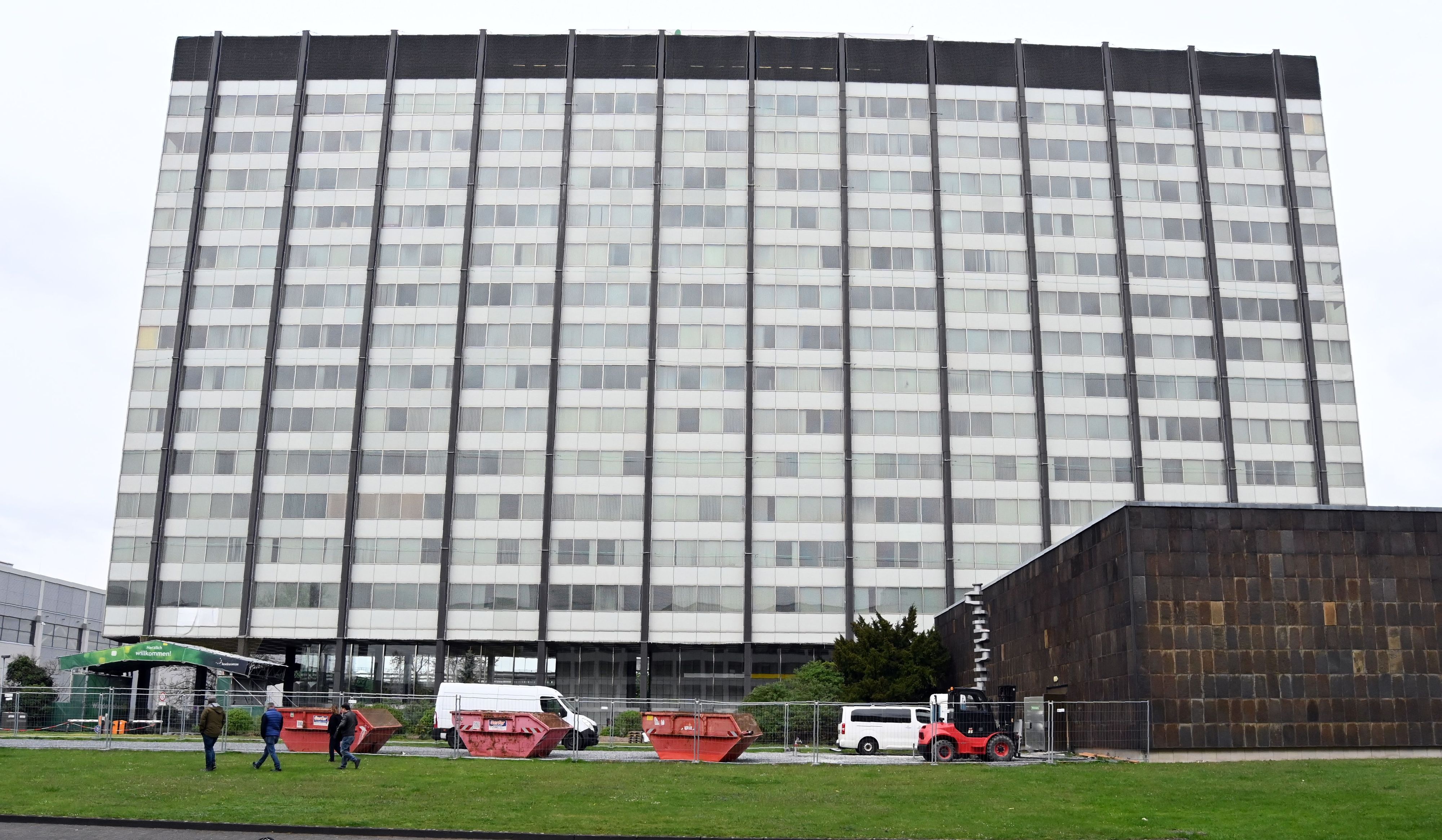 Das Messehochhaus der Koelnmesse an der Deutz-Mülheimer-Straße ist derzeit mit Netzen verhängt. Foto: Alexander Schwaiger