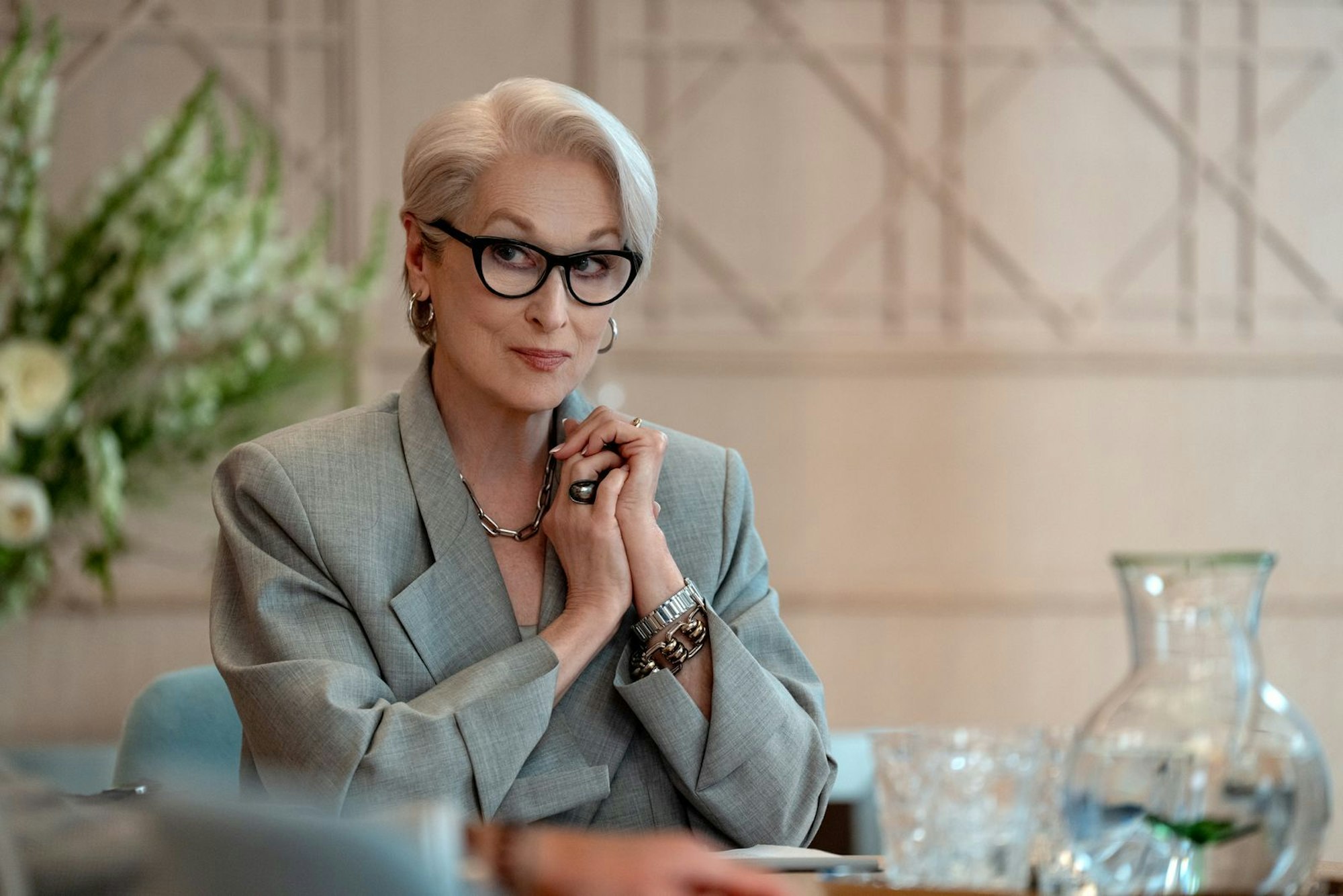 Dass Meryl Streep auch komisch sein kann, beweist die Oscar-Preisträgerin auch in „Der Teufel trägt Prada 2“: Als virulent bösartige Chefredakteurin eines Modemagazins teilt sie in der Fashion-Parodie wiedre kräftig aus und zeigt, dass die Welt des schönen Scheins der Vorhof zur Hölle ist. (Bild: Disney/20th Century Studios/Macall Polay)