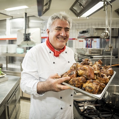 Koch Mehmet Kaplan bereitet im „Früh am Dom“ vorproduzierte Haxen zu.
