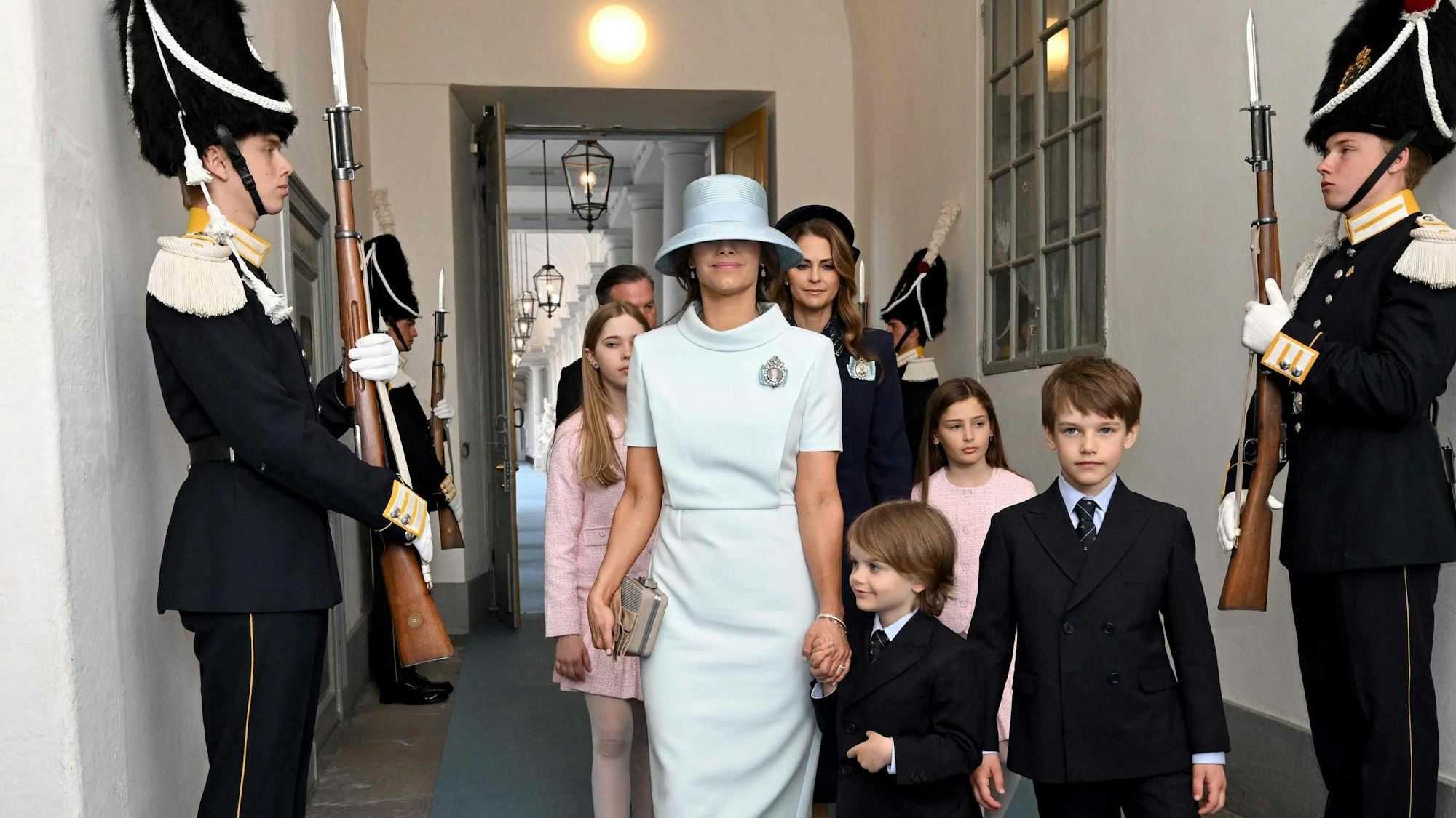 Prinzessin Sofia von Schweden trifft mit ihren Söhnen, den Prinzen Gabriel und Julian, zum Dankgottesdienst in der Schlosskirche von Stockholm ein.