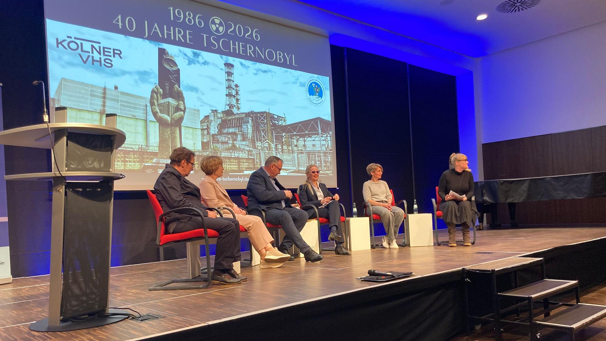 Die Teilnehmer und Teilnehmerinnen am Zeitzeugen-Podiumsgespräch über die Reaktorkatastrophe von Tschernobyl.
