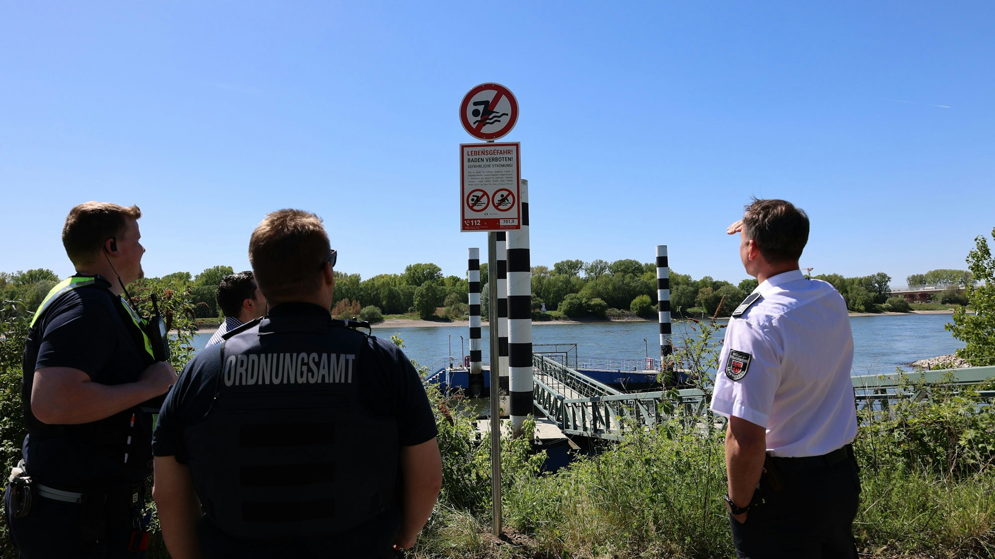 Die Schilder warnen vor lebensgefährlichen Strömungen im Rhein.